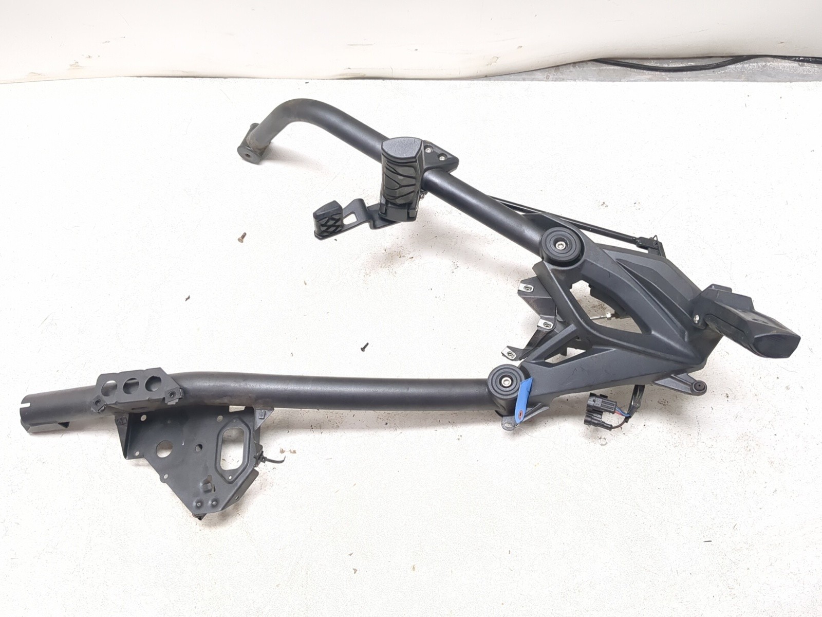 16-26 Can-am Spyder F3-T SE6 Front Right Foot Rest Guard Assembly