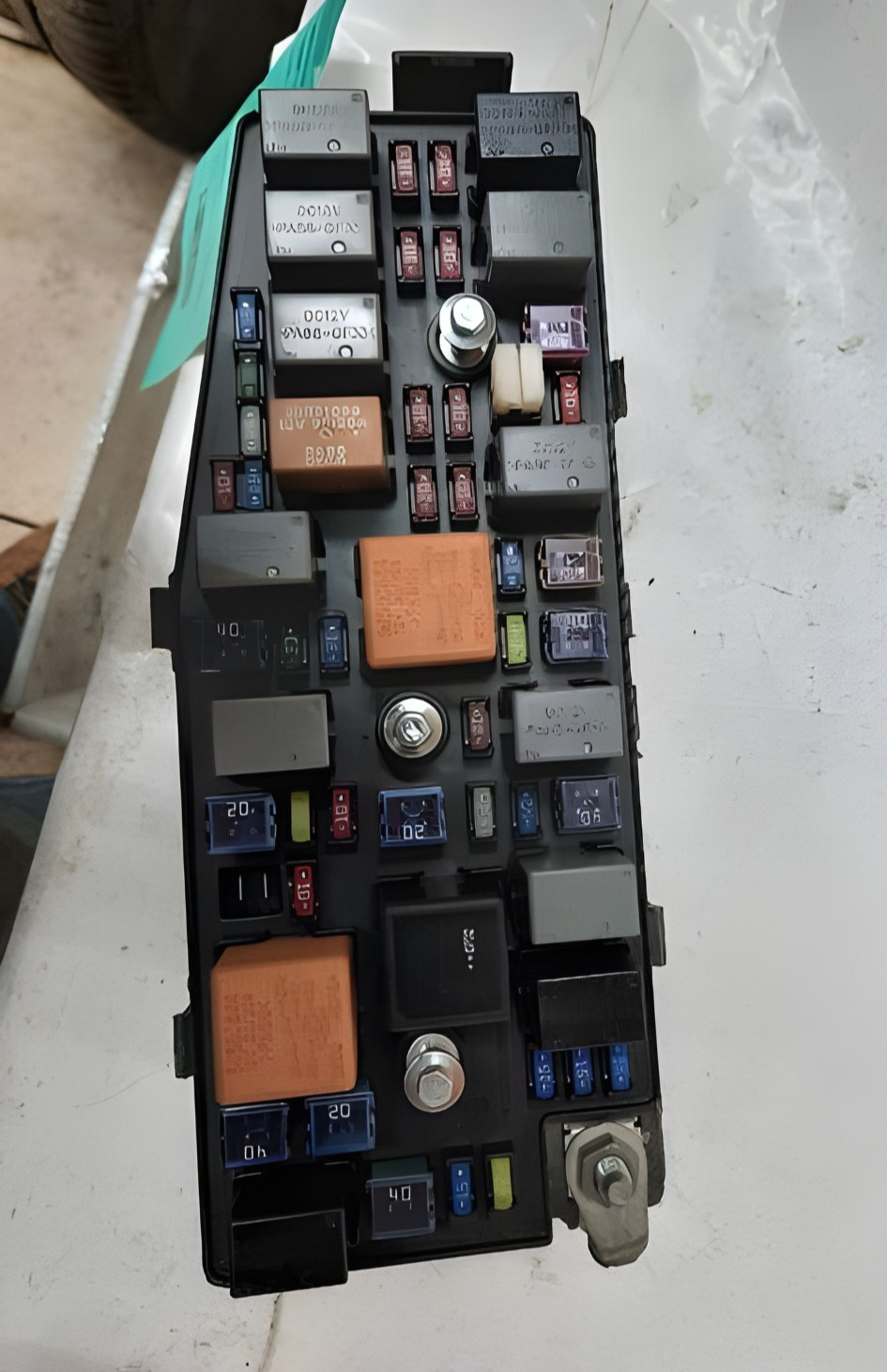 2008-2009 Saturn Vue Engine Fuse Box Assembly 2.4L OEM