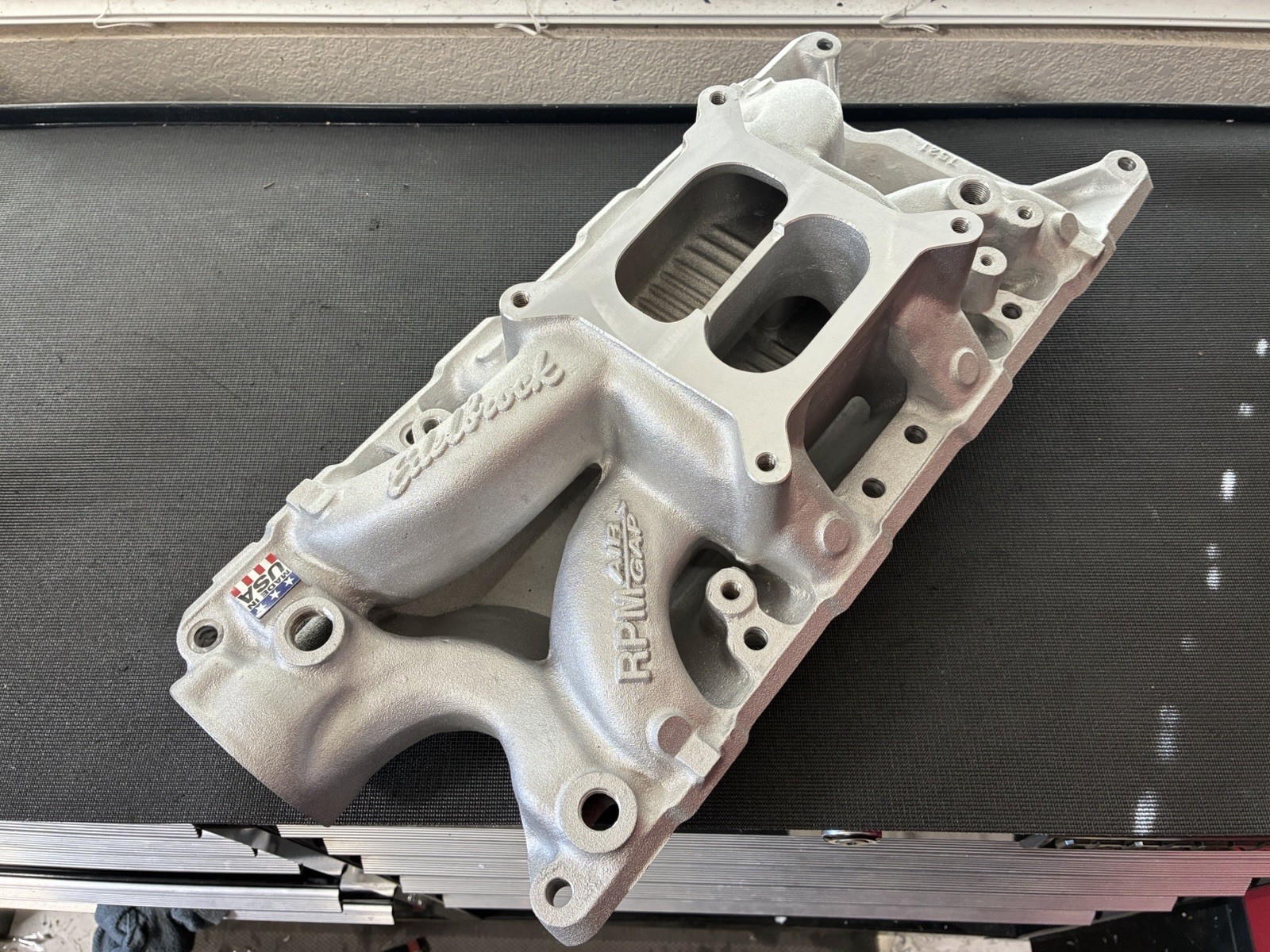 NEW Edelbrock 7521 RPM Air-Gap Intake Manifold Ford 289 302 331 347 SBF