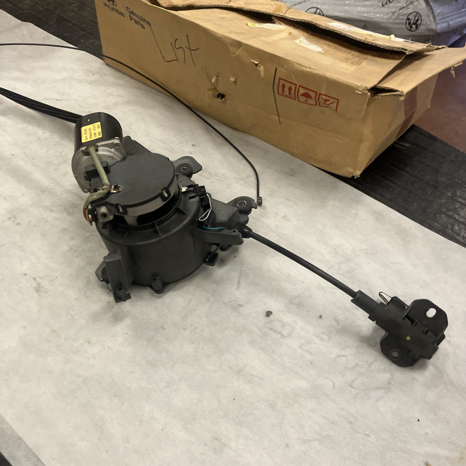 83475-4D101 2006-2008 Sedona Entourage Left Power Sliding Door Motor Genuine New