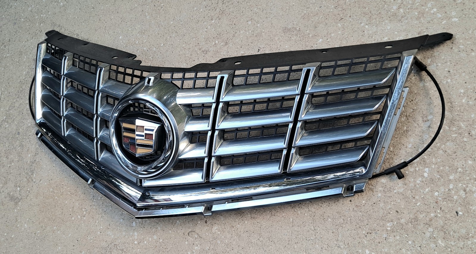 2013-2016 Cadillac SRX Upper Grille With Emblem Silver & Black 2014 2015 2013-2016 Cadillac SRX Upper Grille With Emblem Silver & Black 2014 2015