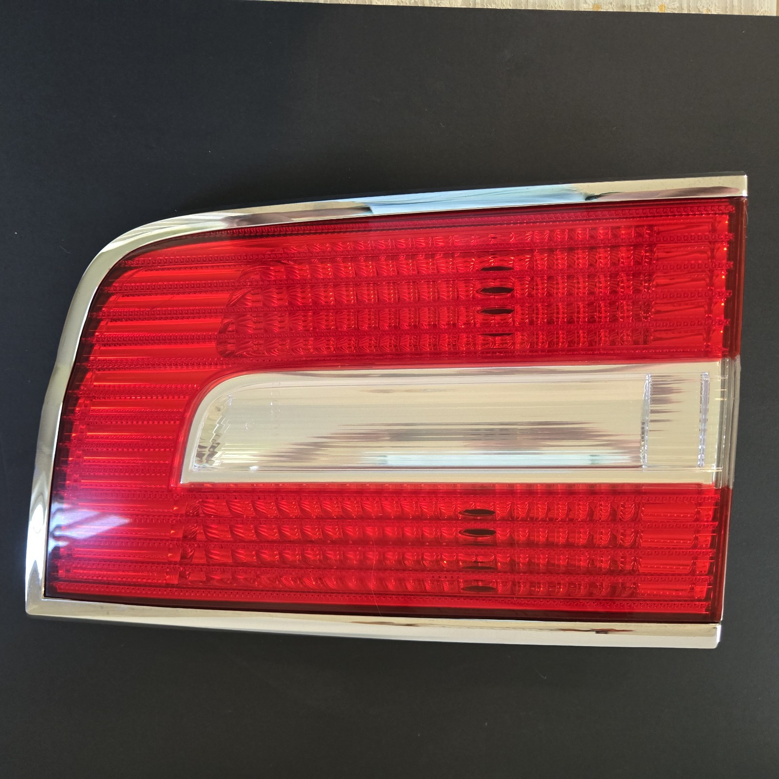 BROKEN TABS 2007-2014 Lincoln Navigator RH Passenger Side Inner Tail Light 