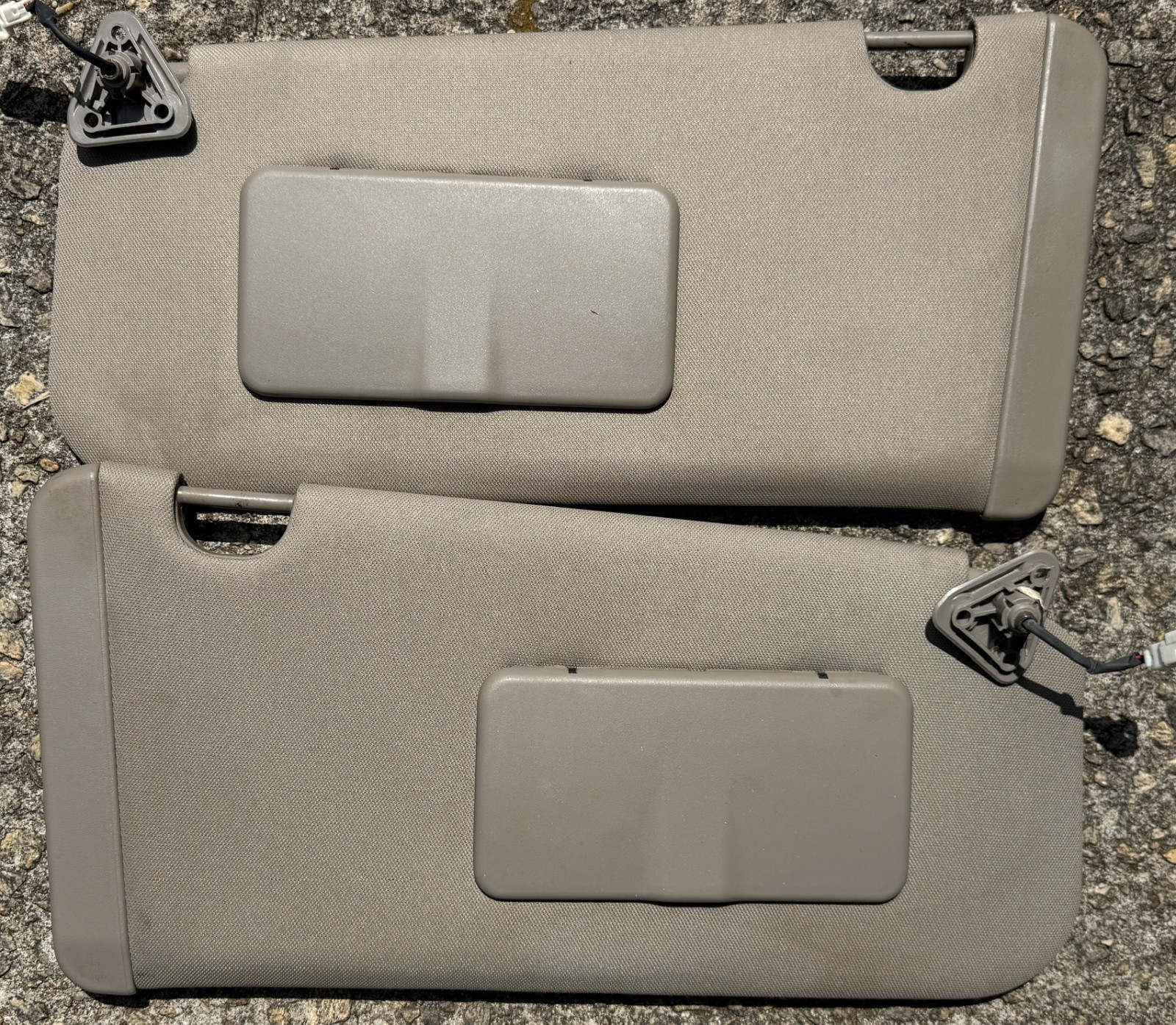 04-09 Nissan Quest OEM Driver & Passenger LH RH Tan/Beige Sun Visors 96401-5Z30B