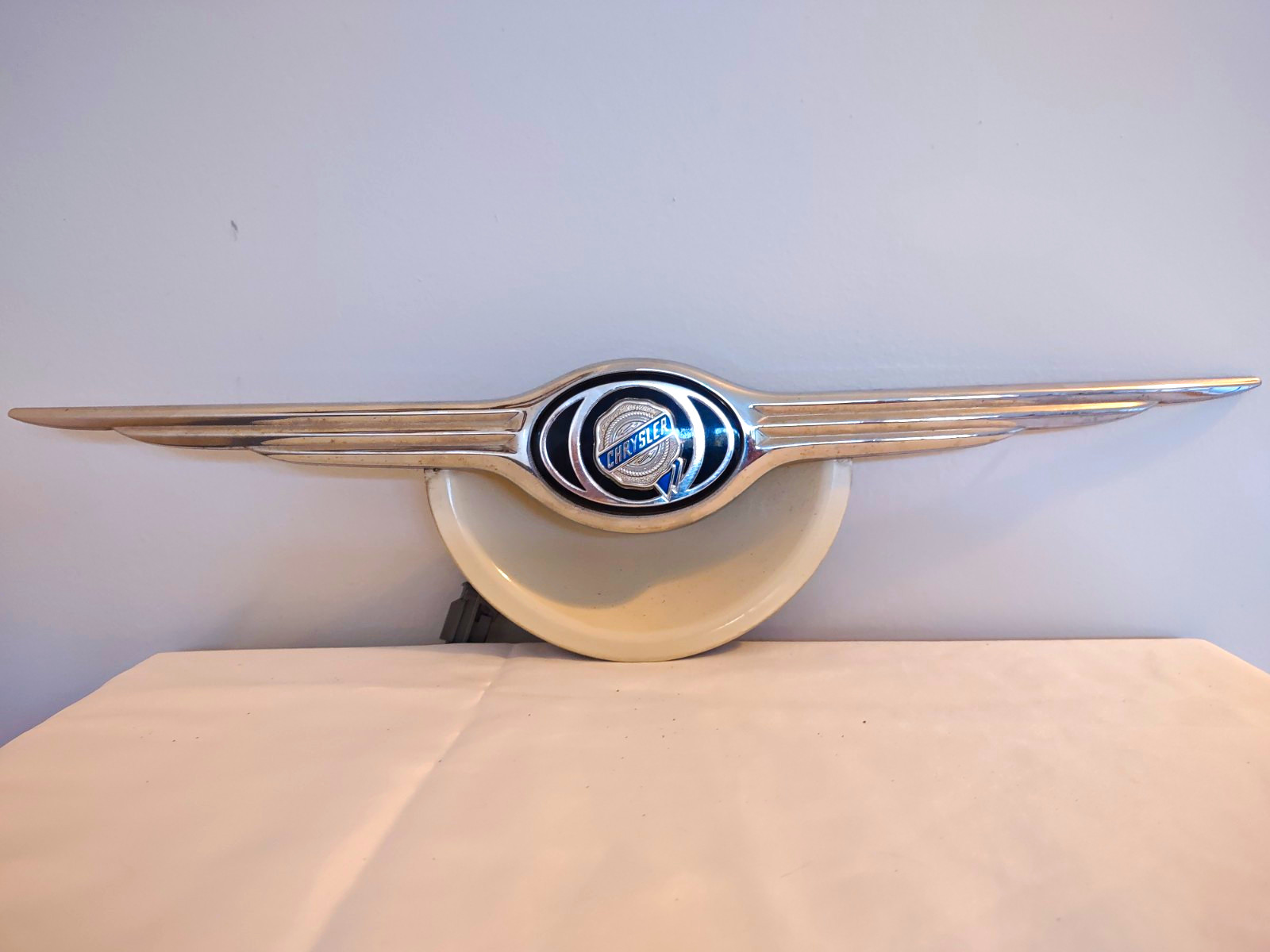 2005-2010 PT Cruiser Electric Trunk Switch With Emblem Cool Vanilla White 2005-2010 PT Cruiser Electric Trunk Switch With Emblem Cool Vanilla White