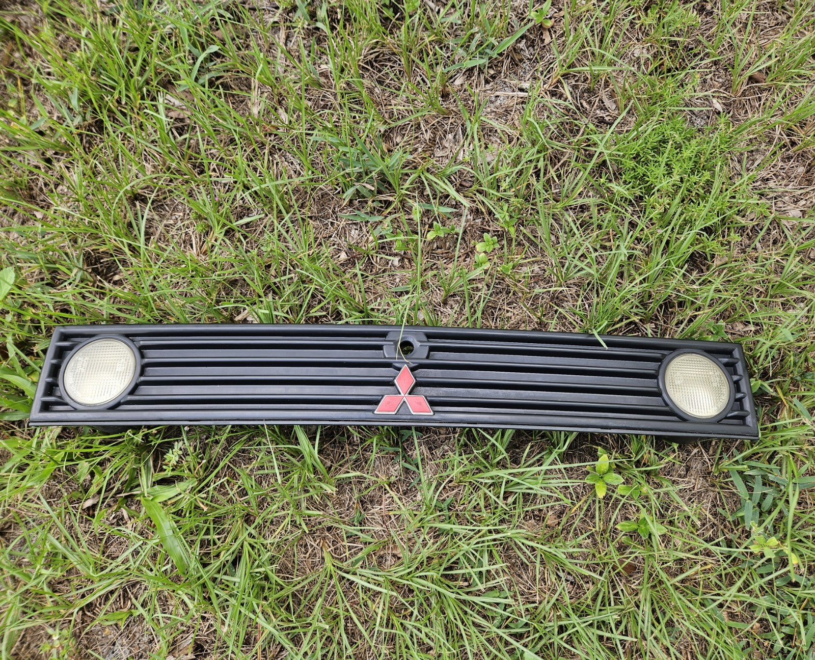 🚘 1999 Mitsubishi 3000GT Rear Center Garnish Tail Light Finish Panel OEM JAPAN 🚘 1999 Mitsubishi 3000GT Rear Center Garnish Tail Light Finish Panel OEM JAPAN