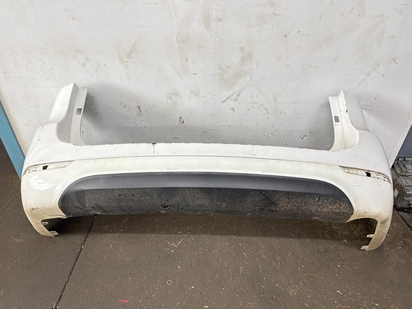 2015 - 2018 KIA SEDONA Rear Bumper   WHITE OEM SE PIC