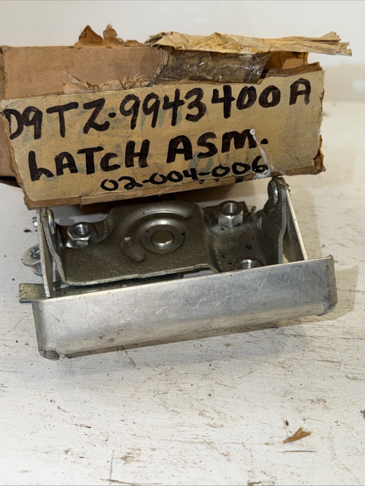 NOS OEM Ford D9TZ-9943400-A REAR TAIL GATE HANDLE 1973-1979 F-100-F350 Trucks NOS OEM Ford D9TZ-9943400-A REAR TAIL GATE HANDLE 1973-1979 F-100-F350 Trucks