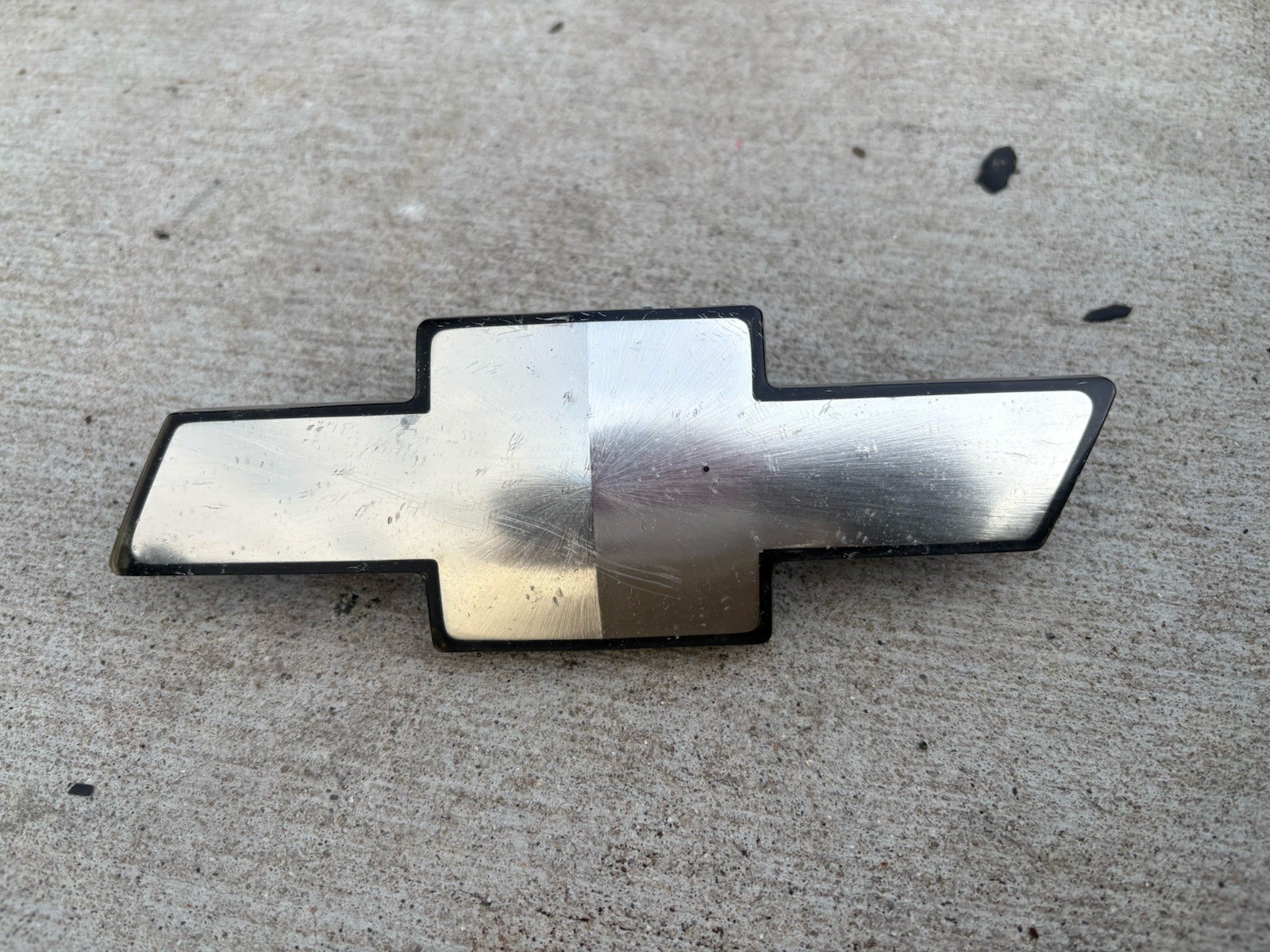 1994 1995 1996 1997 1998-1999 Chevrolet Silverado C1500 K1500 Grille Emblem OEM