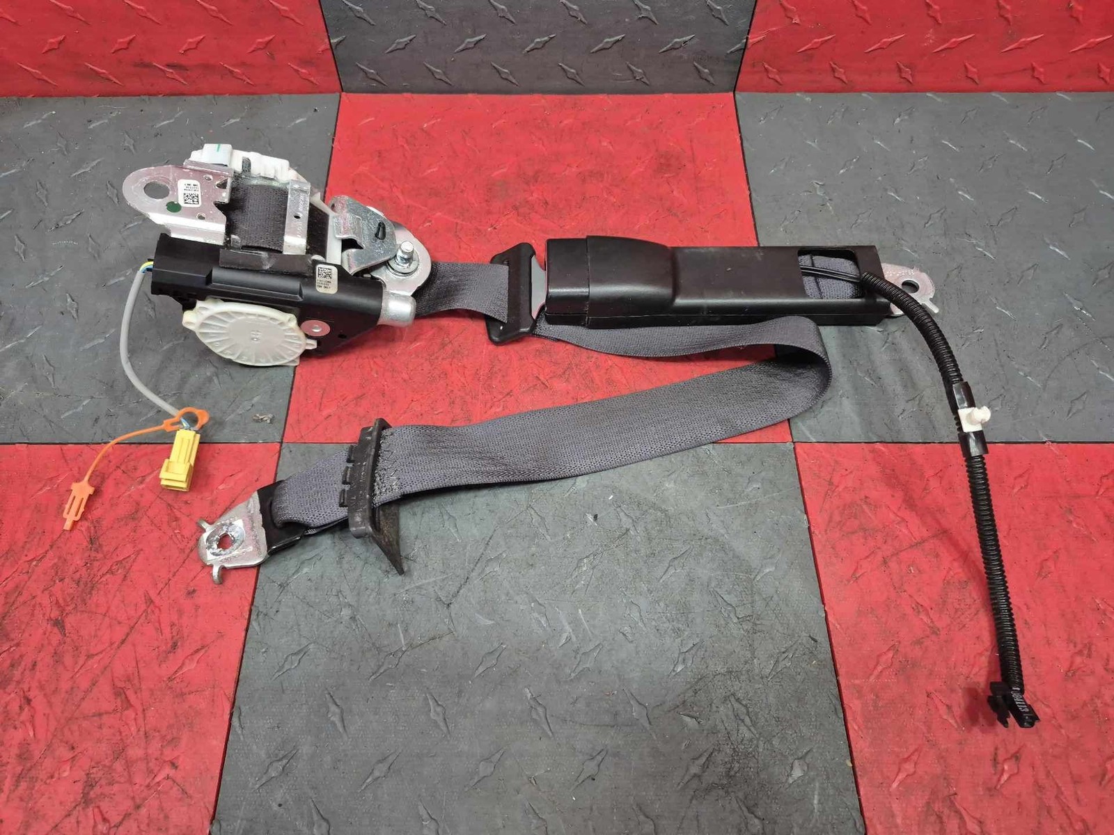 2011-14 Chevrolet Tahoe LH Driver Front Seat Belt Assy Buckle & Retractor Ebony 2011-14 Chevrolet Tahoe LH Driver Front Seat Belt Assy Buckle & Retractor Ebony