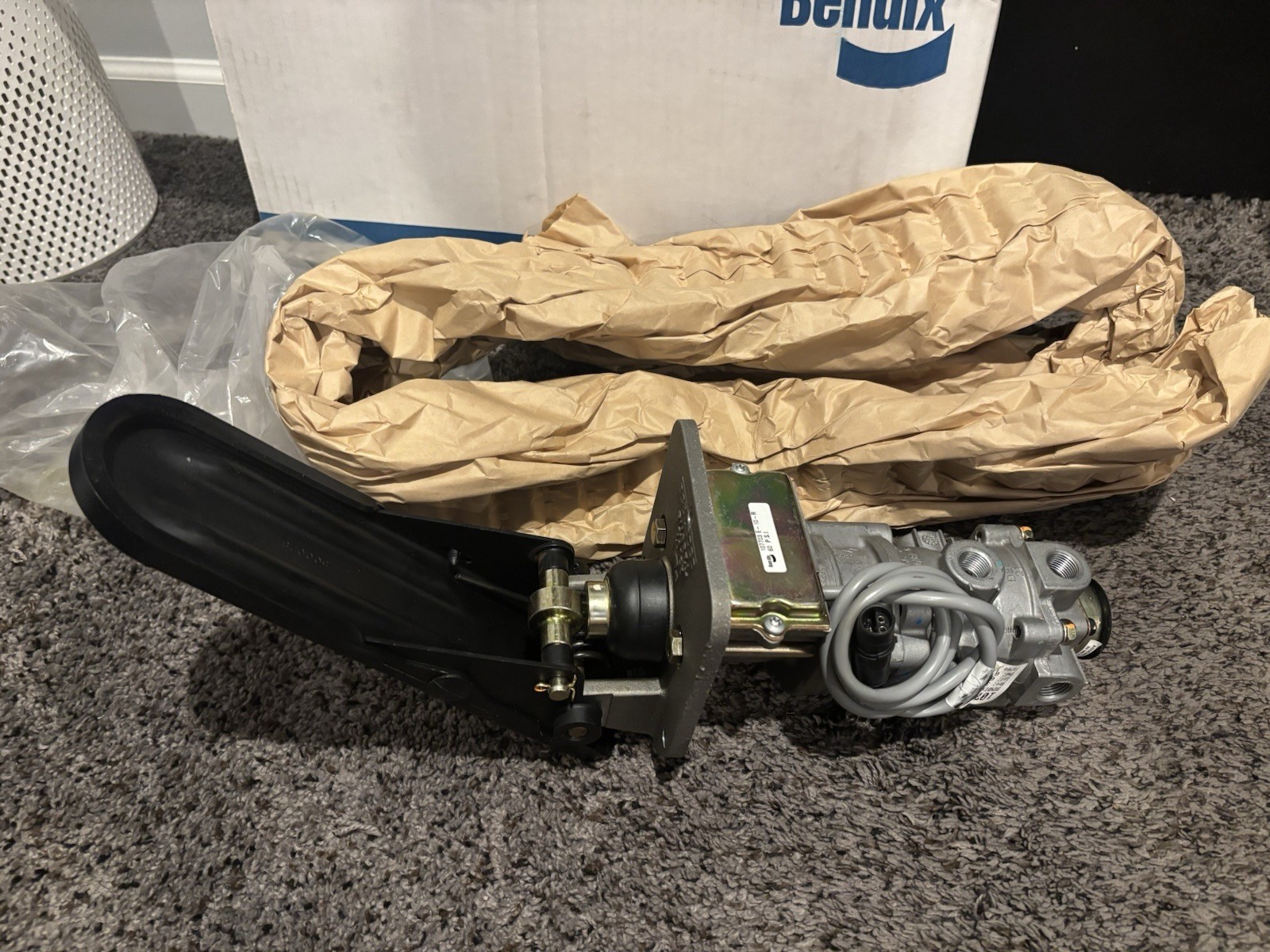 Bendix 107703 E-10 Dual Brake Valve Air Brake Foot Valve NOS 101100 101100N