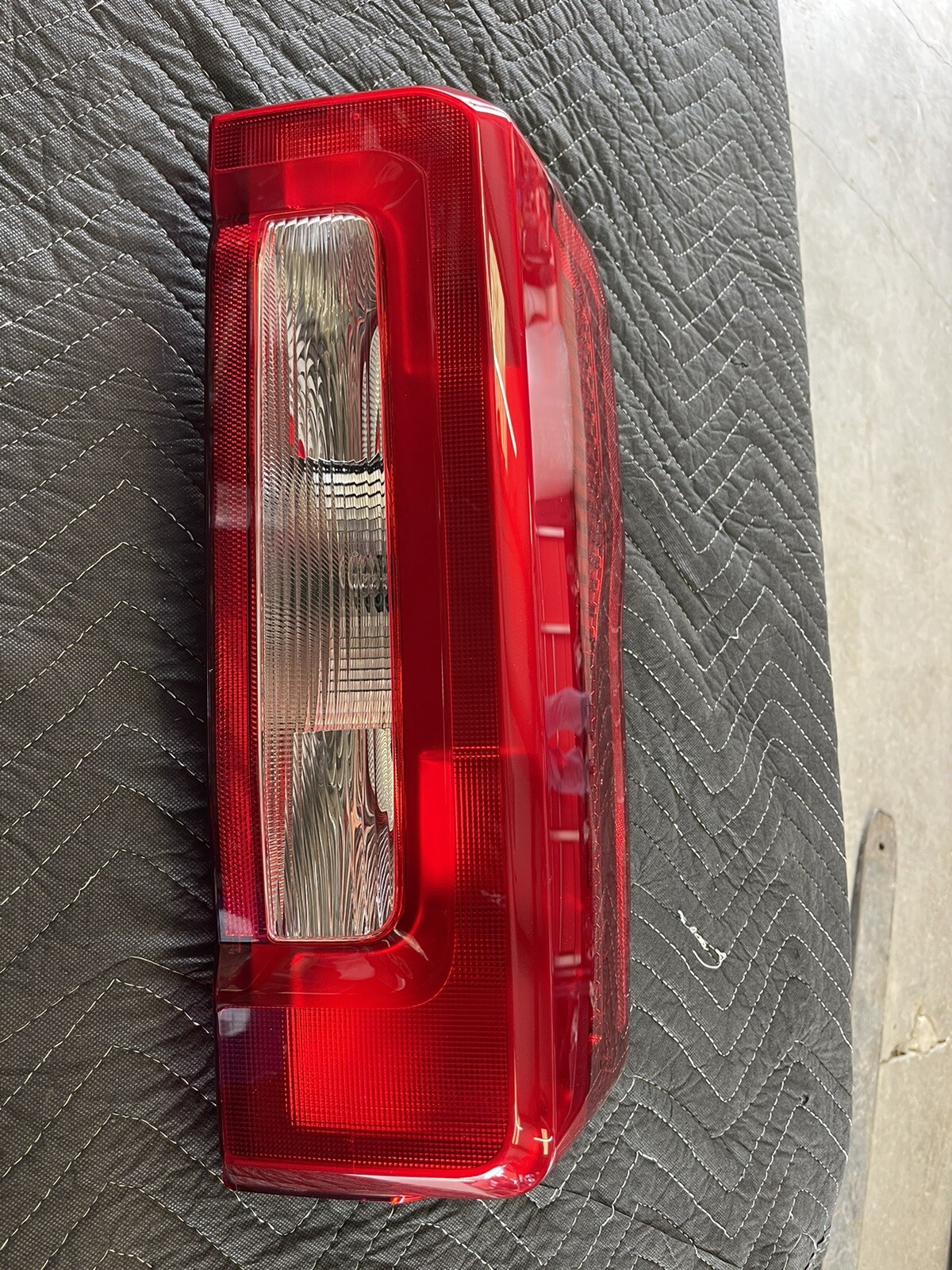 23-26 FORD F250/350 RH Tail Light Halogen OEM Lamp Passenger PC3B-13B504-A 23-26 FORD F250/350 RH Tail Light Halogen OEM Lamp Passenger PC3B-13B504-A