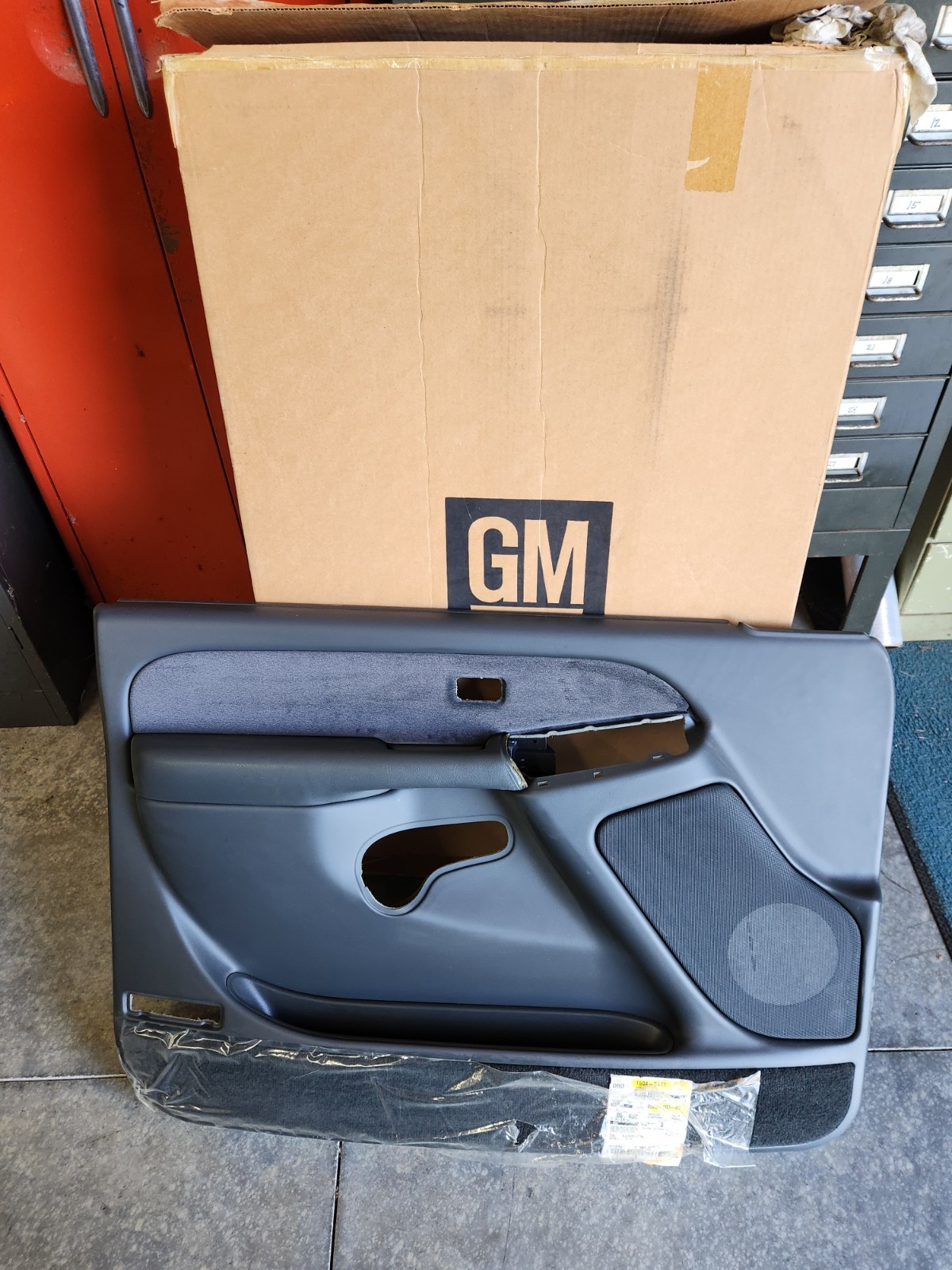 NEW OEM GM 99-02 Silverado Sierra Tahoe Yukon Driver Side Door Panel Graphite NEW OEM GM 99-02 Silverado Sierra Tahoe Yukon Driver Side Door Panel Graphite