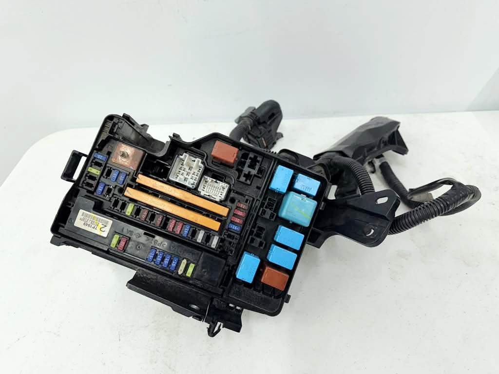 2011-2016 Toyota Venza 2.7L Engine Fuse Box 1ARFE Engine 4 Cylinder OEM