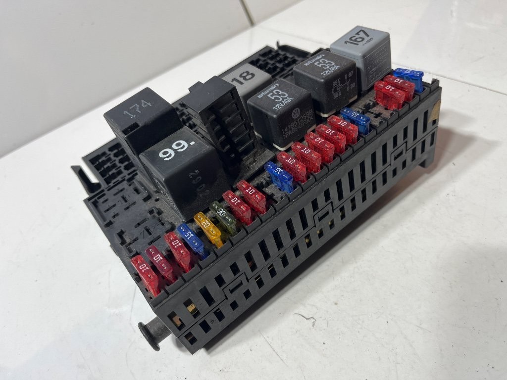 2001-2003 VW EUROVAN Transporter T4 2.8L Fusebox Fuse Box 357937039 7D0937517 2001-2003 VW EUROVAN Transporter T4 2.8L Fusebox Fuse Box 357937039 7D0937517