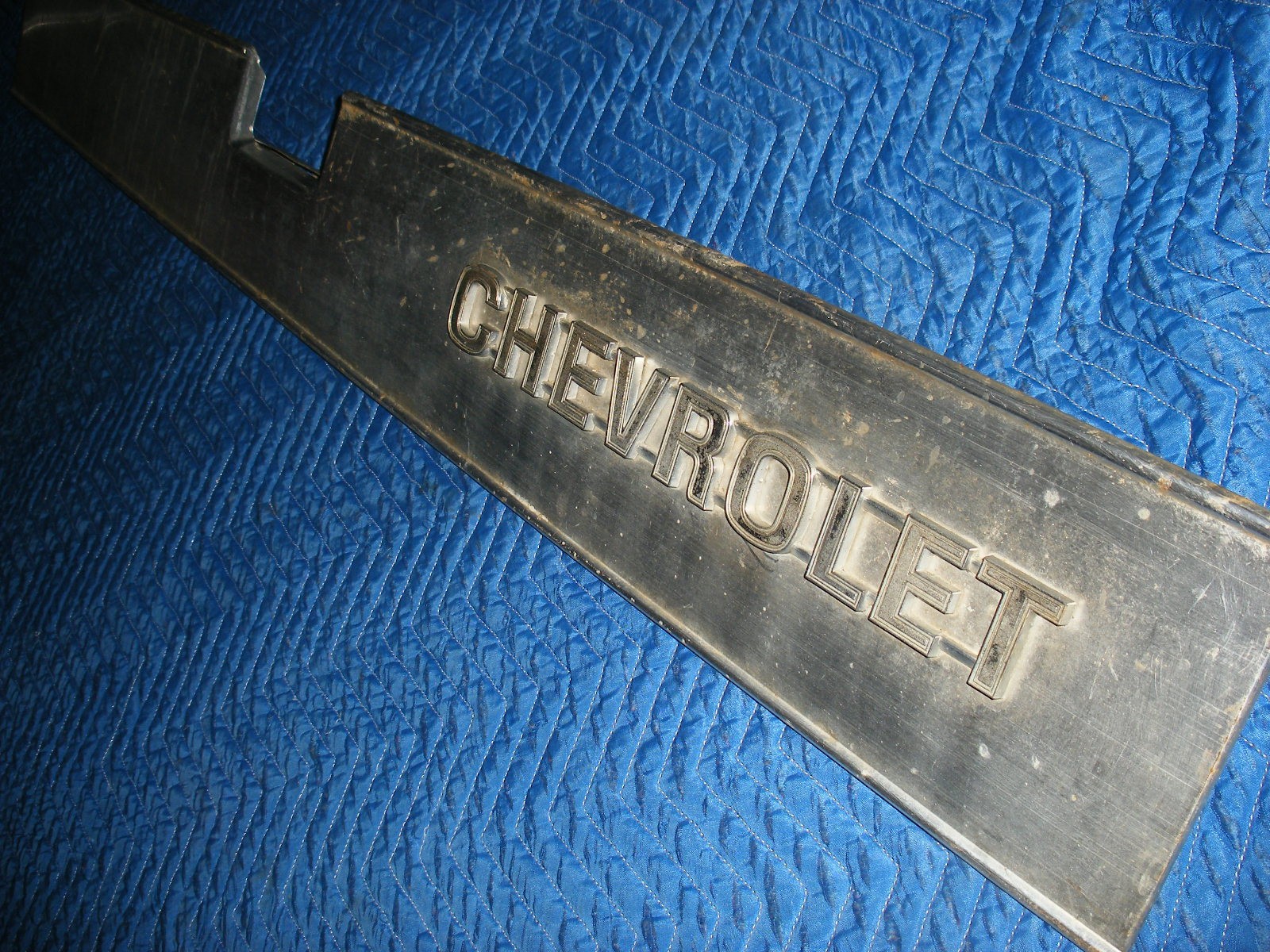 VINTAGE ORIGINAL OEM CHEVY REAR TAILGATE TRIM PANEL BAND BRUSHED ALUMINUM GM GMC