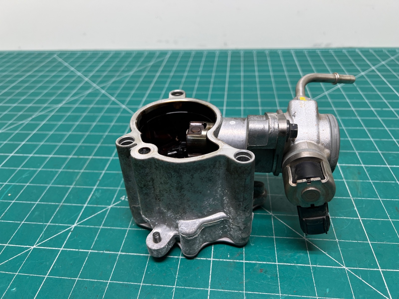 15-18 VOLVO S60 V60 2.0L BRAKE VACUUM PUMP W/ HIGH PRESSURE FUEL PUMP OEM