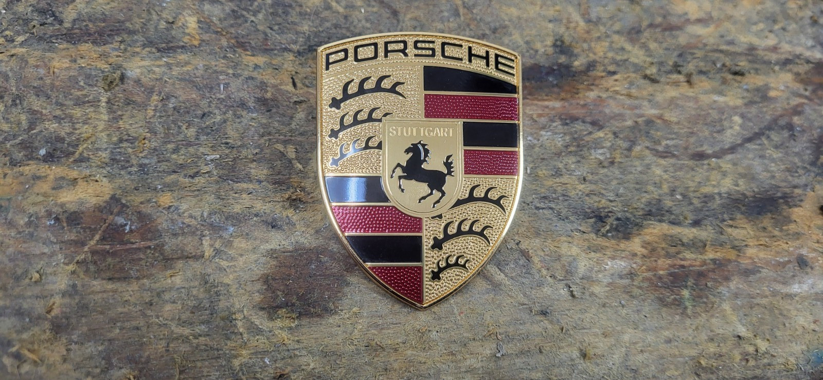 2017-2024 PORSCHE 718 BOXTER HOOD EMBLEM OEM USED 9P1.853.601 *PN496 2017-2024 PORSCHE 718 BOXTER HOOD EMBLEM OEM USED 9P1.853.601 *PN496