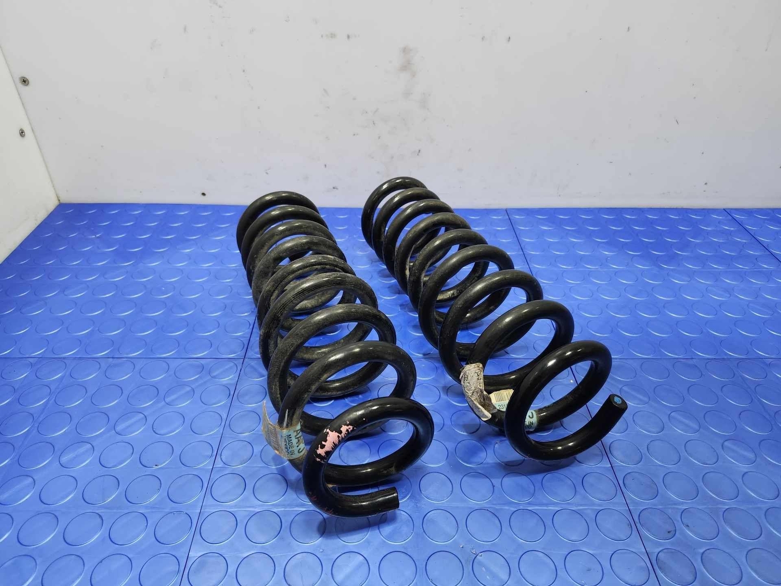 14-19 Cadillac CTS Sedan Rear Suspension Coil Springs Set of Two OEM 23153923