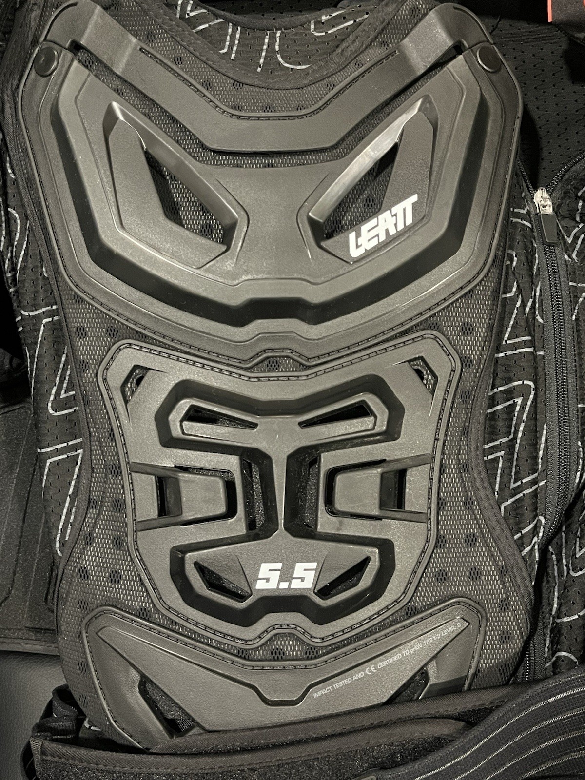 LEATT Body Protector 5.5 Black Size Small/medium (160-172cm) LEATT Body Protector 5.5 Black Size Small/medium (160-172cm)