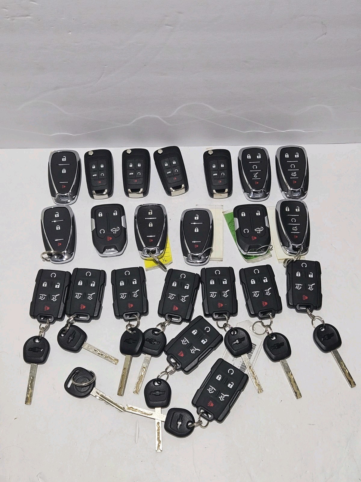 Mixed Lot Of 22 OEM Chevrolet Keys And Key Fobs Most Likely Needs Reprogramming Mixed Lot Of 22 OEM Chevrolet Keys And Key Fobs Most Likely Needs Reprogramming