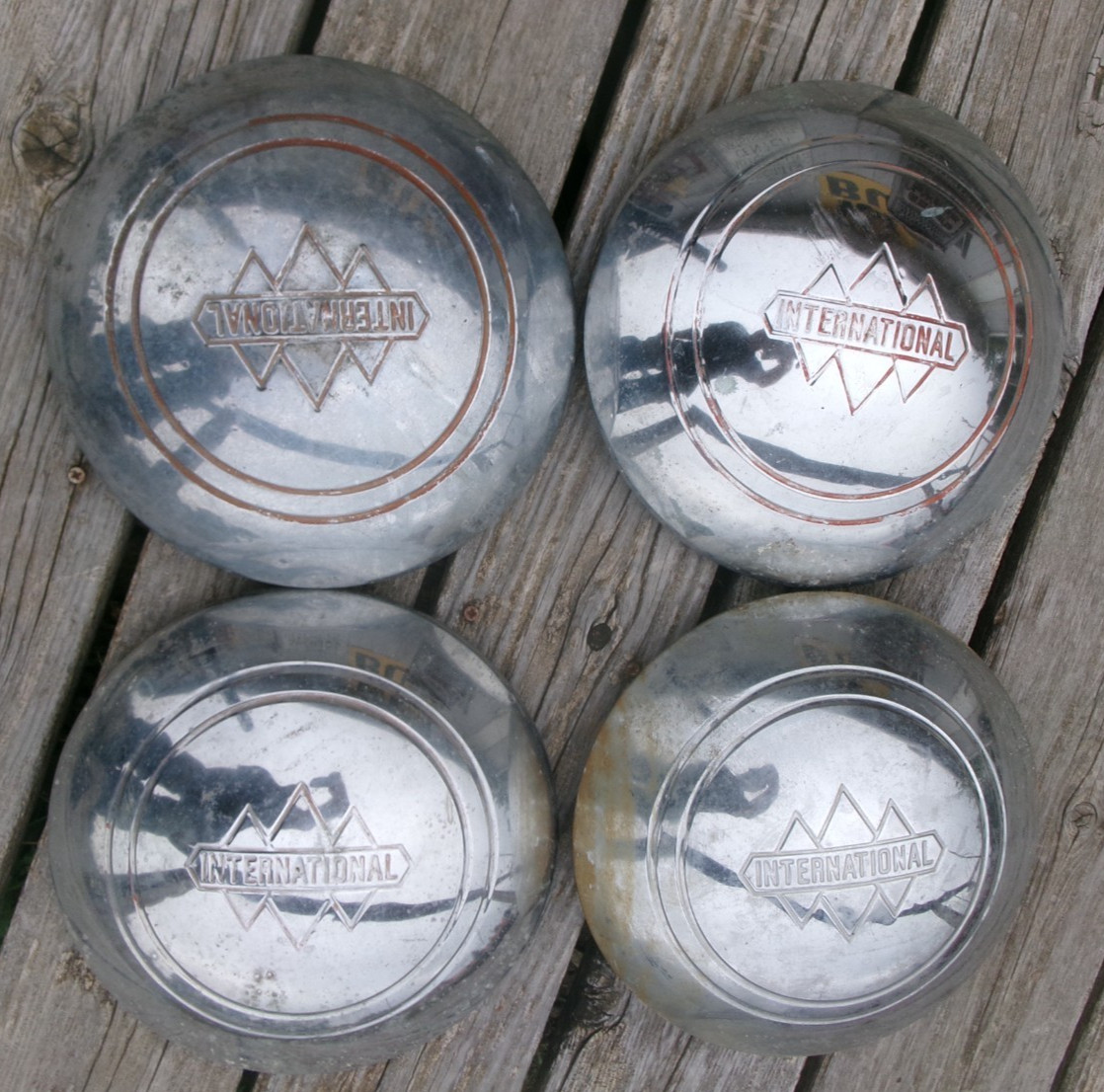 1940\'s 1950\'s INTERNATIONAL TRIPLE DIAMOND DOG DISH PICKUP TRUCK HUB CAP SET IHC 1940\'s 1950\'s INTERNATIONAL TRIPLE DIAMOND DOG DISH PICKUP TRUCK HUB CAP SET IHC