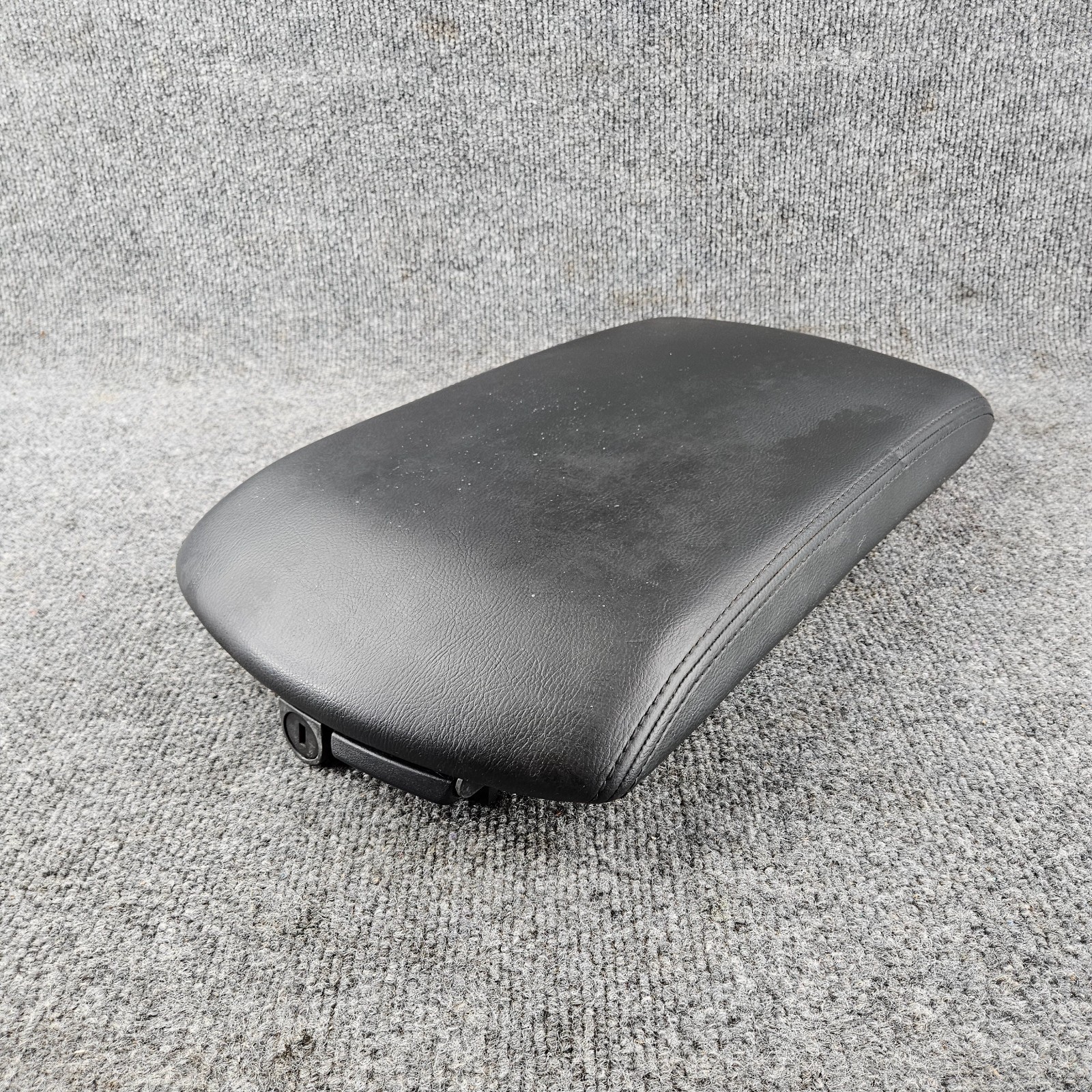 2004-2012 Nissan Armada Titan Center Console Lid Arm Rest Black Leather 2004-2012 Nissan Armada Titan Center Console Lid Arm Rest Black Leather