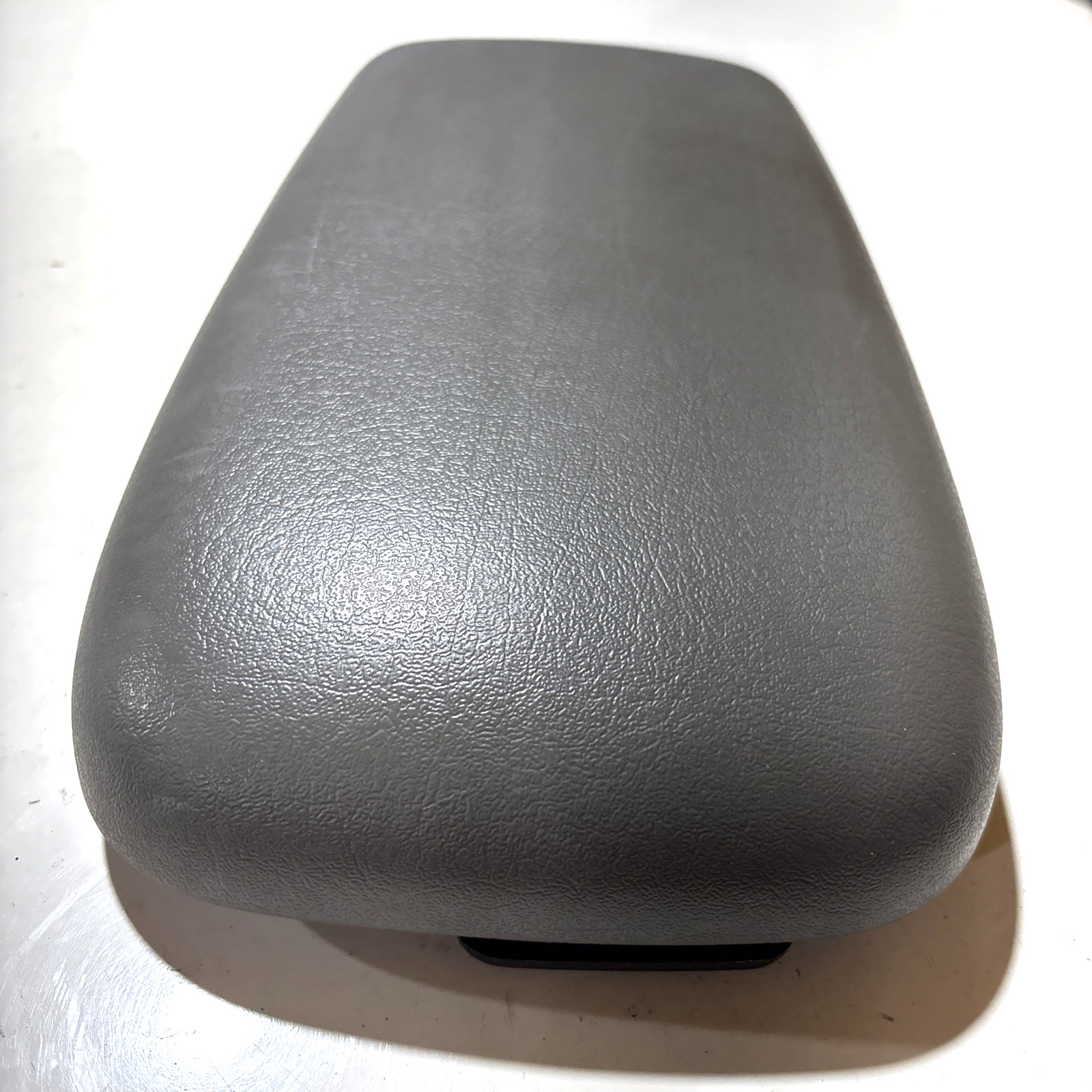 2003-2009 Chevy Trailblazer (GMC Envoy) console cover (armrest) 2003-2009 Chevy Trailblazer (GMC Envoy) console cover (armrest)