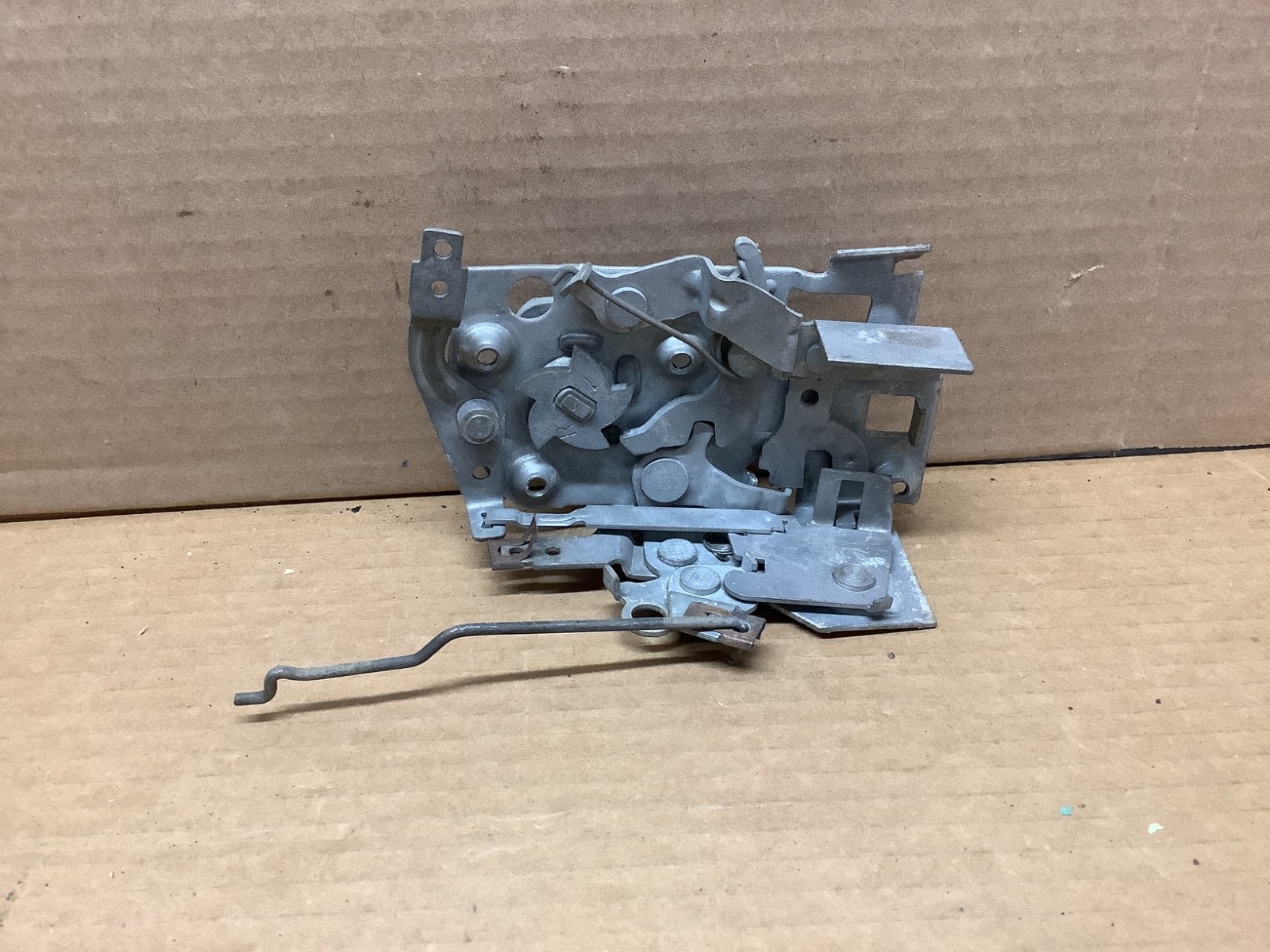 1963-66 Corvette 9705191 RH PASSENGER Door Lock Latch Assembly 63 64 65 66 o 1963-66 Corvette 9705191 RH PASSENGER Door Lock Latch Assembly 63 64 65 66 o