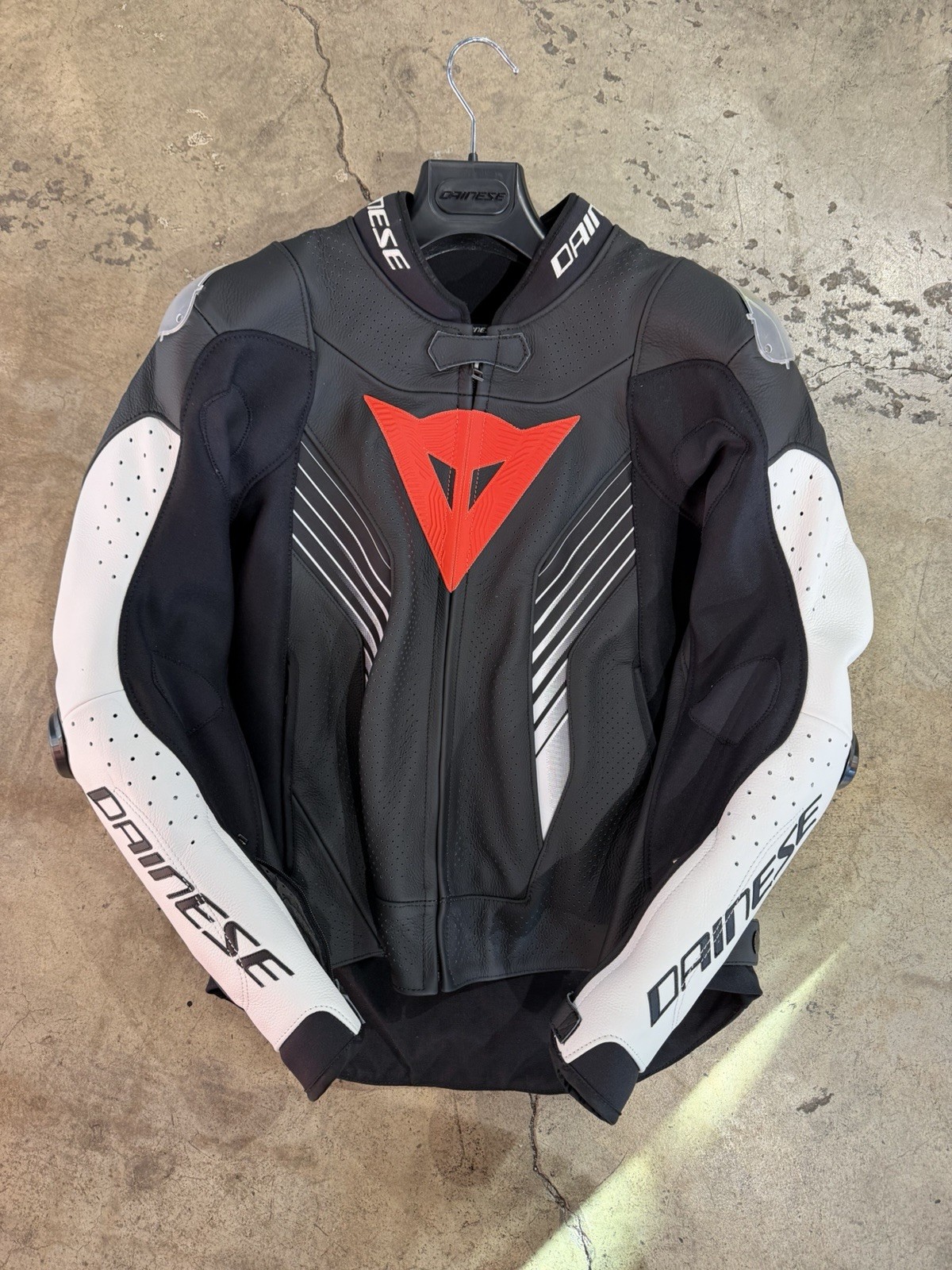 Dainese Men\'s Super Speed 5 Perforated Leather Motorcycle Jacket Size 52 Dainese Men\'s Super Speed 5 Perforated Leather Motorcycle Jacket Size 52