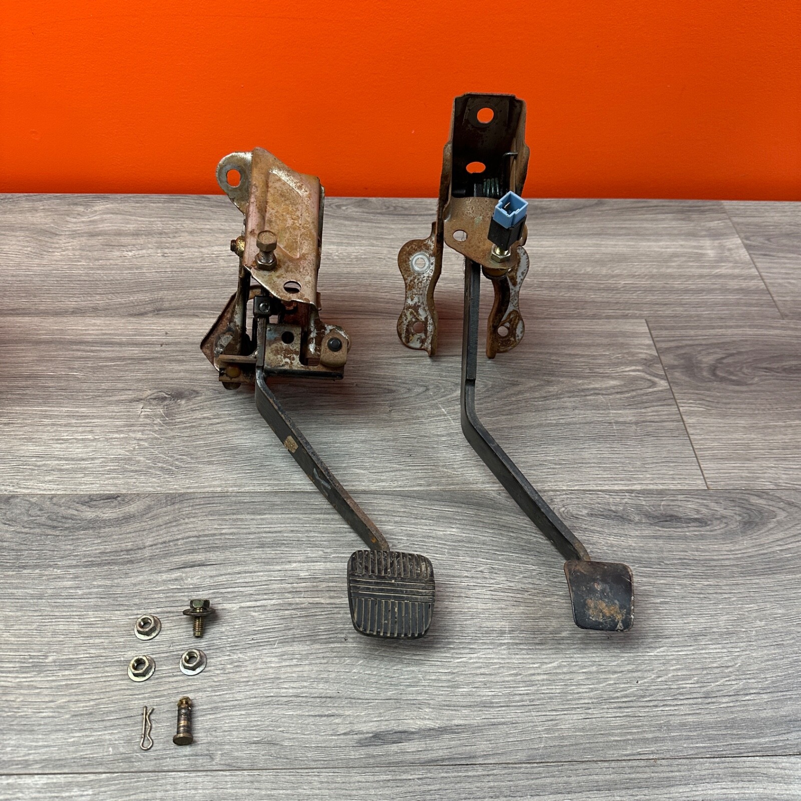 91-94 Nissan Sentra SE-R Clutch & Brake Pedal Set - Manual Transmission - NX2000 91-94 Nissan Sentra SE-R Clutch & Brake Pedal Set - Manual Transmission - NX2000