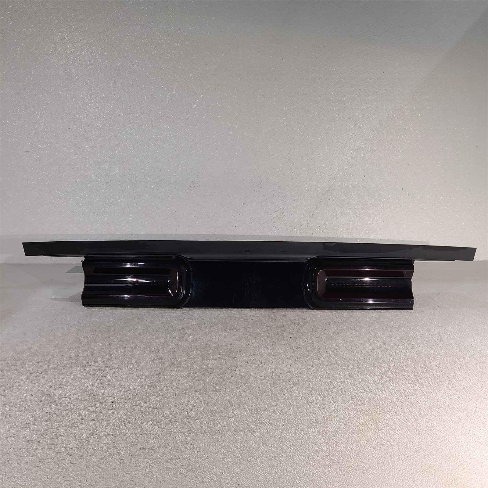 15-23 Challenger SRT Rear Trunk Center Brake Light Lamp OEM 68195784-AE Aa7532 15-23 Challenger SRT Rear Trunk Center Brake Light Lamp OEM 68195784-AE Aa7532
