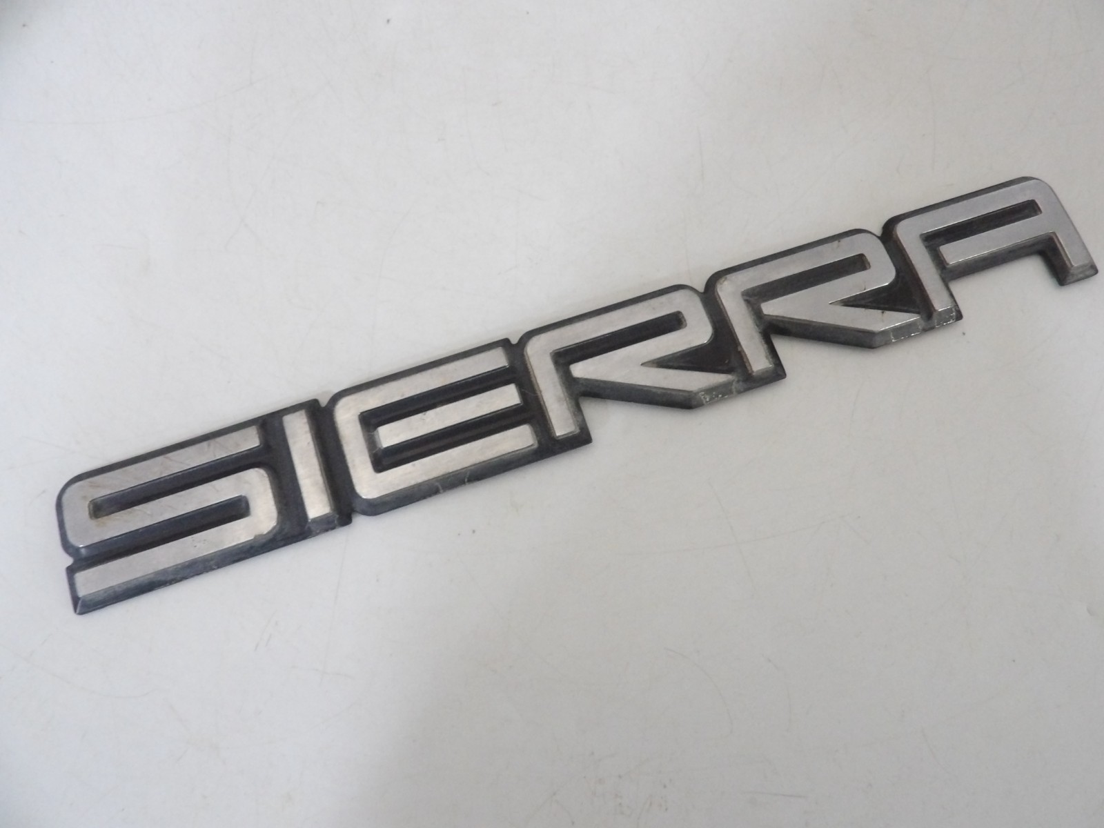 1999 2000 2001 2002 2003 2004 2005-2006 GMC Sierra Tailgate Emblem OEM
