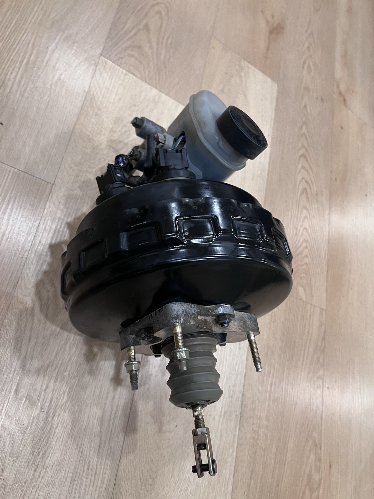 03-07 Toyota Sequoia 4.7l V8 Power Brake Booster Master Cylinder 47200-0C061 OEM