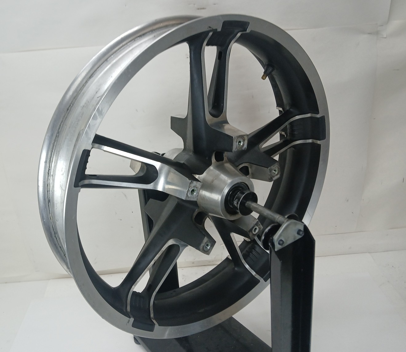 Harley-Davidson 2014 Street Glide Front Wheel Enforcer 19x3.5 43300027 Harley-Davidson 2014 Street Glide Front Wheel Enforcer 19x3.5 43300027