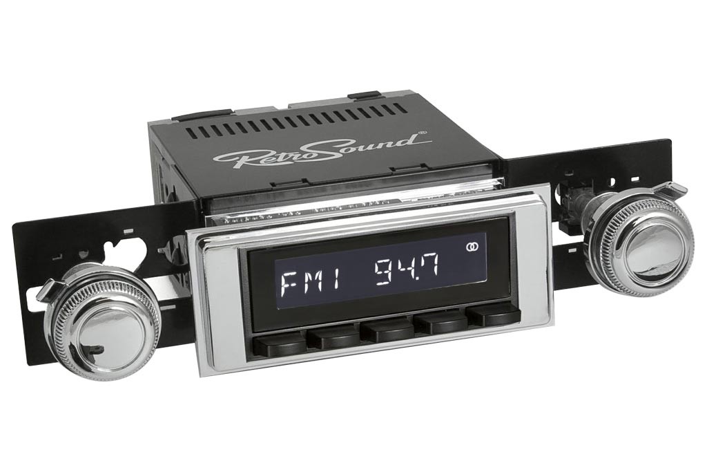 RetroRadio for 1968-70 Chevrolet Chevelle BT, AUX, AM/FM LAB-M1-117-120-03P-73PC