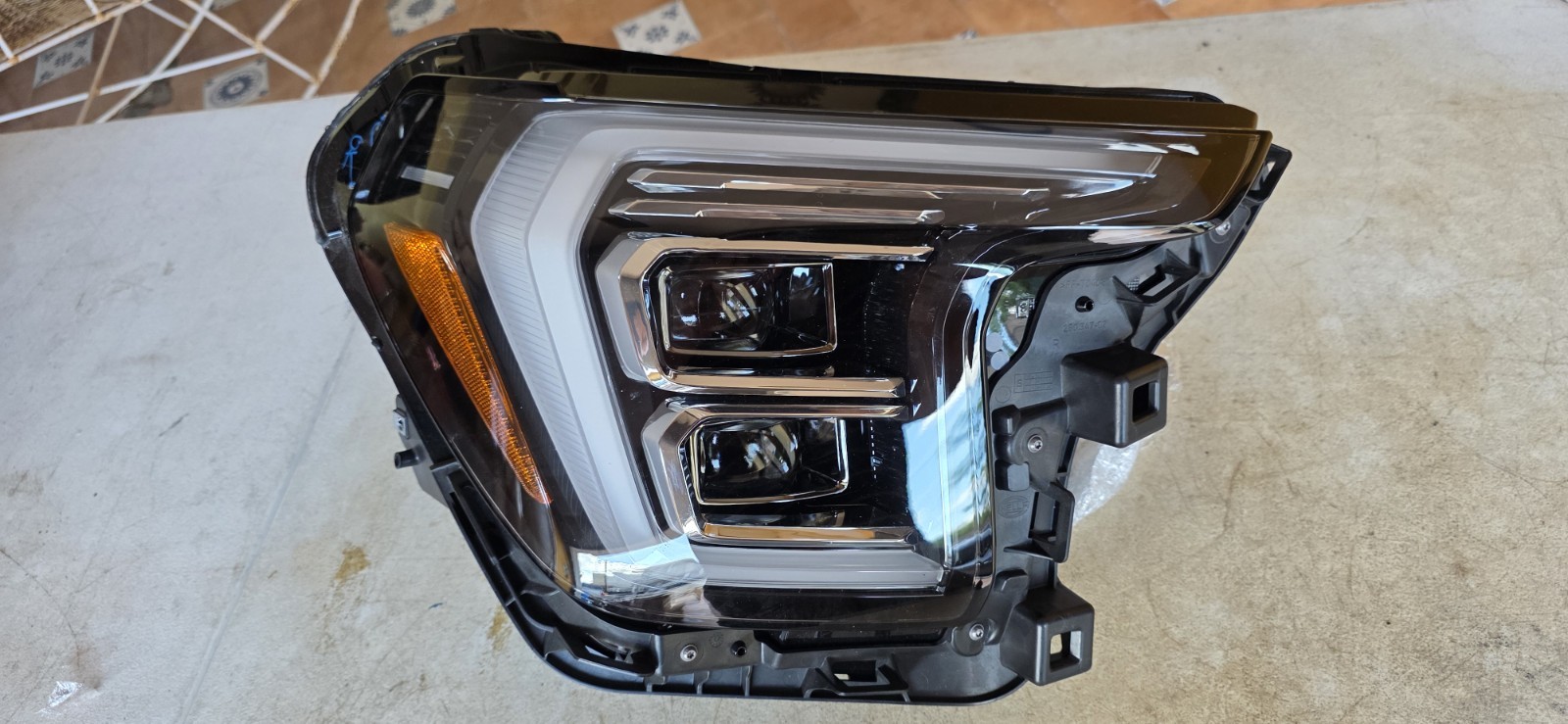 Gmc Terrain 2025-2026 Genuine GM Headlamp Passenger side # 26575119 Gmc Terrain 2025-2026 Genuine GM Headlamp Passenger side # 26575119