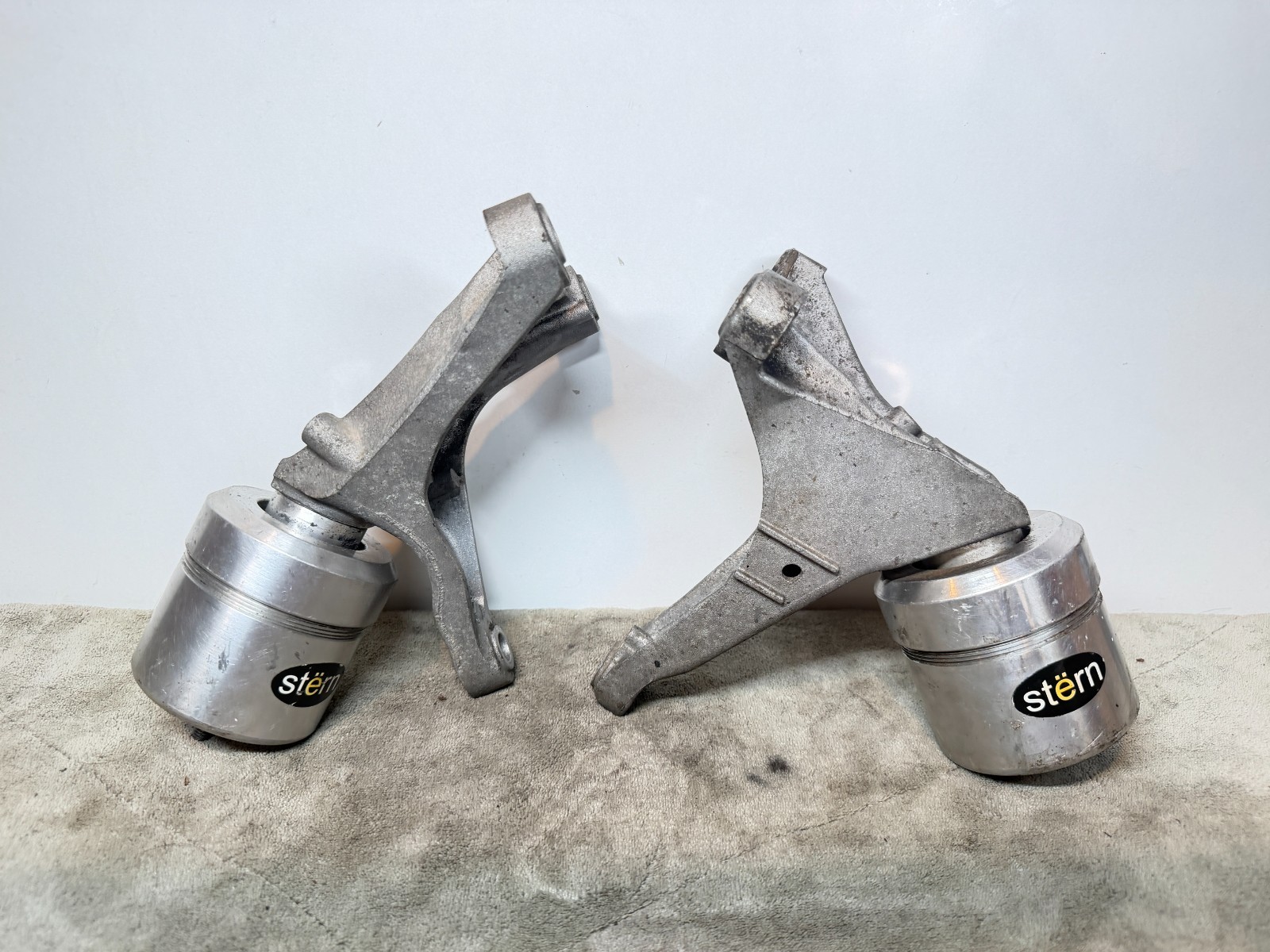 2004-08 Audi S4 B6 B7 Motor Mount Brackets W STERN Mounts Pair OEM 4Z7199308B 2004-08 Audi S4 B6 B7 Motor Mount Brackets W STERN Mounts Pair OEM 4Z7199308B