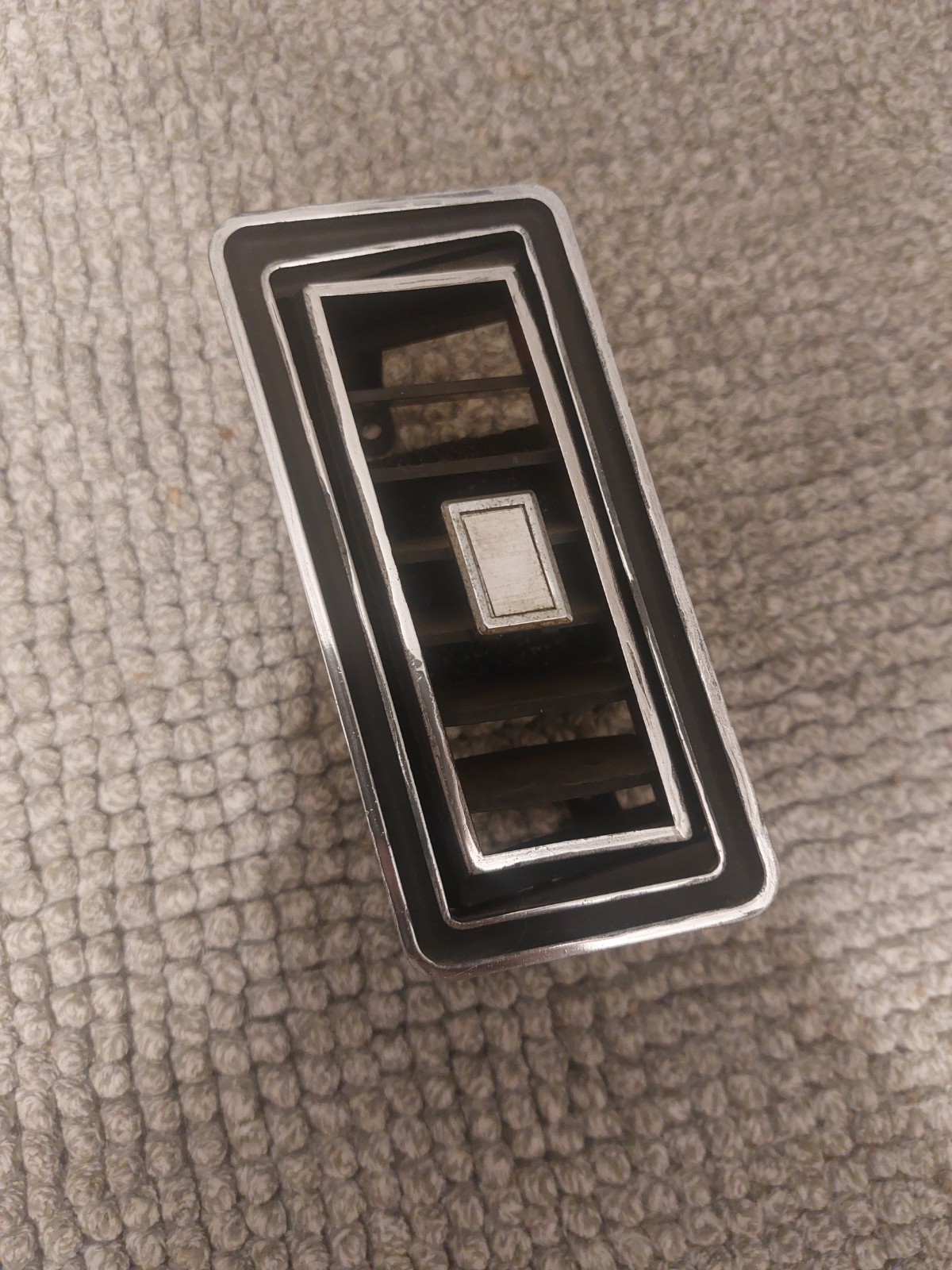 1970 1971 1972 Oldsmobile Cutlass 442 A/C Dash Vent RH Passenger Side GM 404928 1970 1971 1972 Oldsmobile Cutlass 442 A/C Dash Vent RH Passenger Side GM 404928