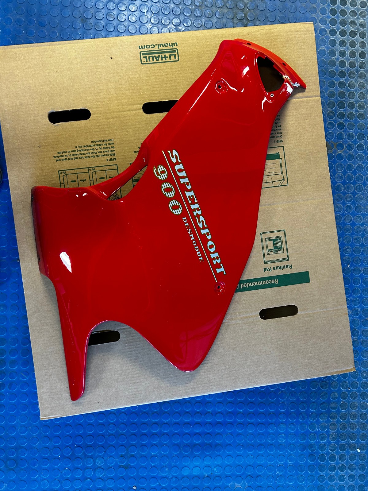 ducati 900ss fairing left ,damaged at directional mounting. ducati 900ss fairing left ,damaged at directional mounting.