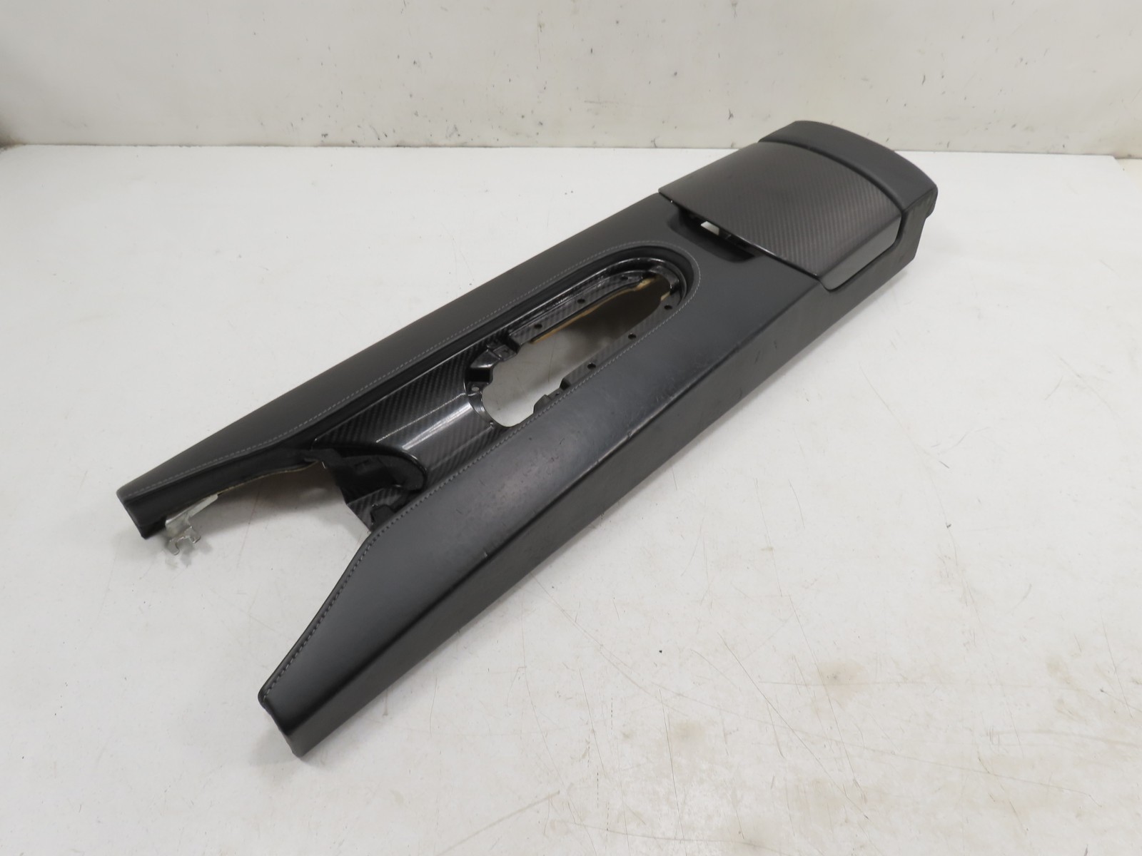 06 Lamborghini Gallardo #1310 Trim Center Console Armrest Carbon Fiber Assembly 06 Lamborghini Gallardo #1310 Trim Center Console Armrest Carbon Fiber Assembly