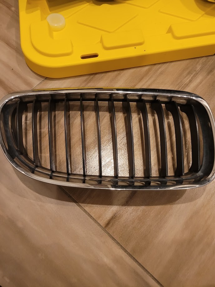 2007 BMW 335i 335xi 328xi 328i E90 E91 Right Passenger Upper Kidney Grille 2007 BMW 335i 335xi 328xi 328i E90 E91 Right Passenger Upper Kidney Grille