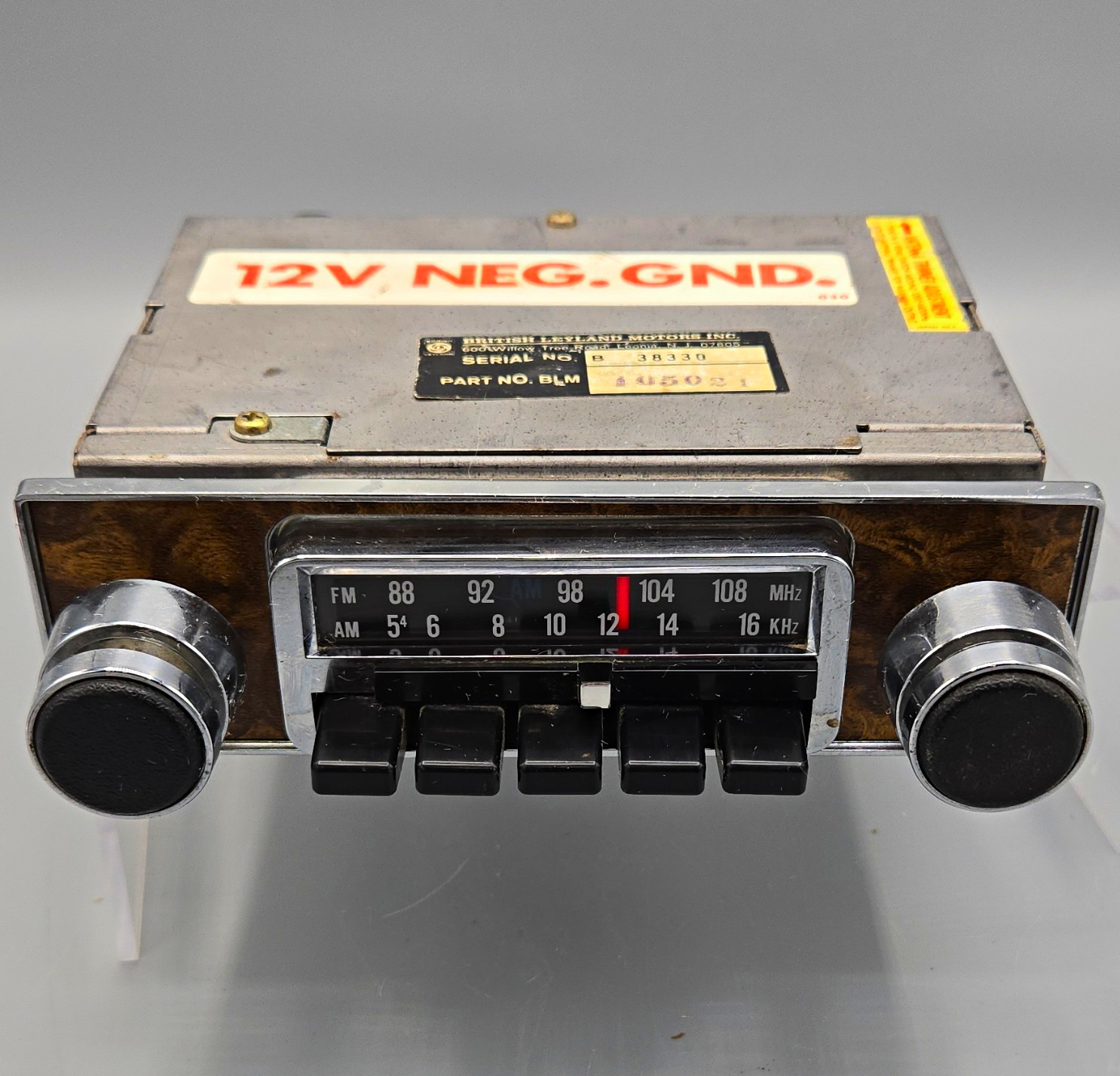 Vtg British Leyland Motors AM/FM Indash Radio FAUX WOOD GRAIN FACE #105021 EUÇ Vtg British Leyland Motors AM/FM Indash Radio FAUX WOOD GRAIN FACE #105021 EUÇ
