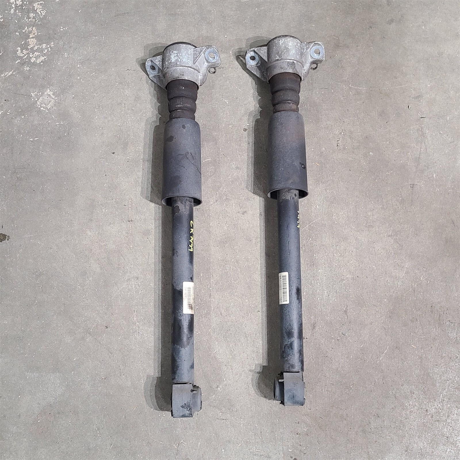 15-24 Porsche Macan S Rear Shock Absorbers Rh Lh Aa7499 15-24 Porsche Macan S Rear Shock Absorbers Rh Lh Aa7499