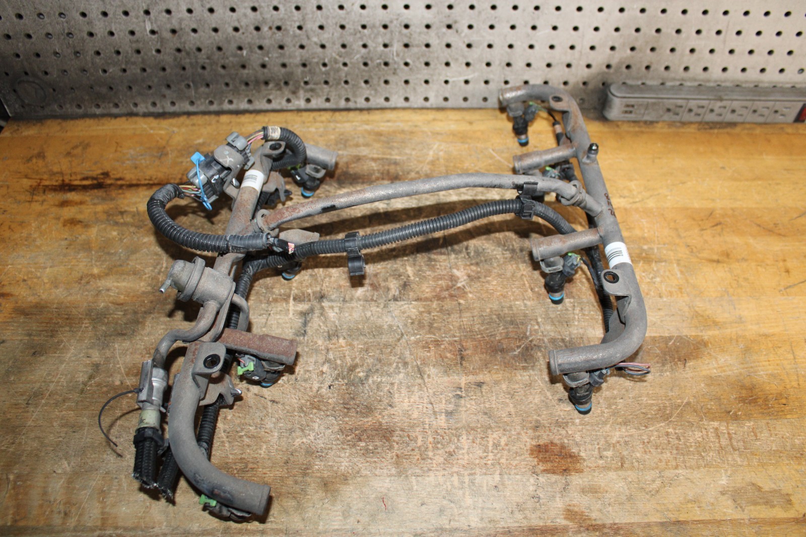 01-06 Silverado Sierra 8.1L BBC Multi-Port Fuel Rail w/ Injectors & Harness 01-06 Silverado Sierra 8.1L BBC Multi-Port Fuel Rail w/ Injectors & Harness