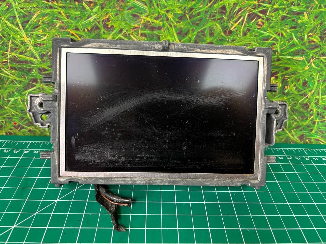 10-13 Mercedes W212 E350 Dash Information Navigation Display Screen 2129018103 10-13 Mercedes W212 E350 Dash Information Navigation Display Screen 2129018103