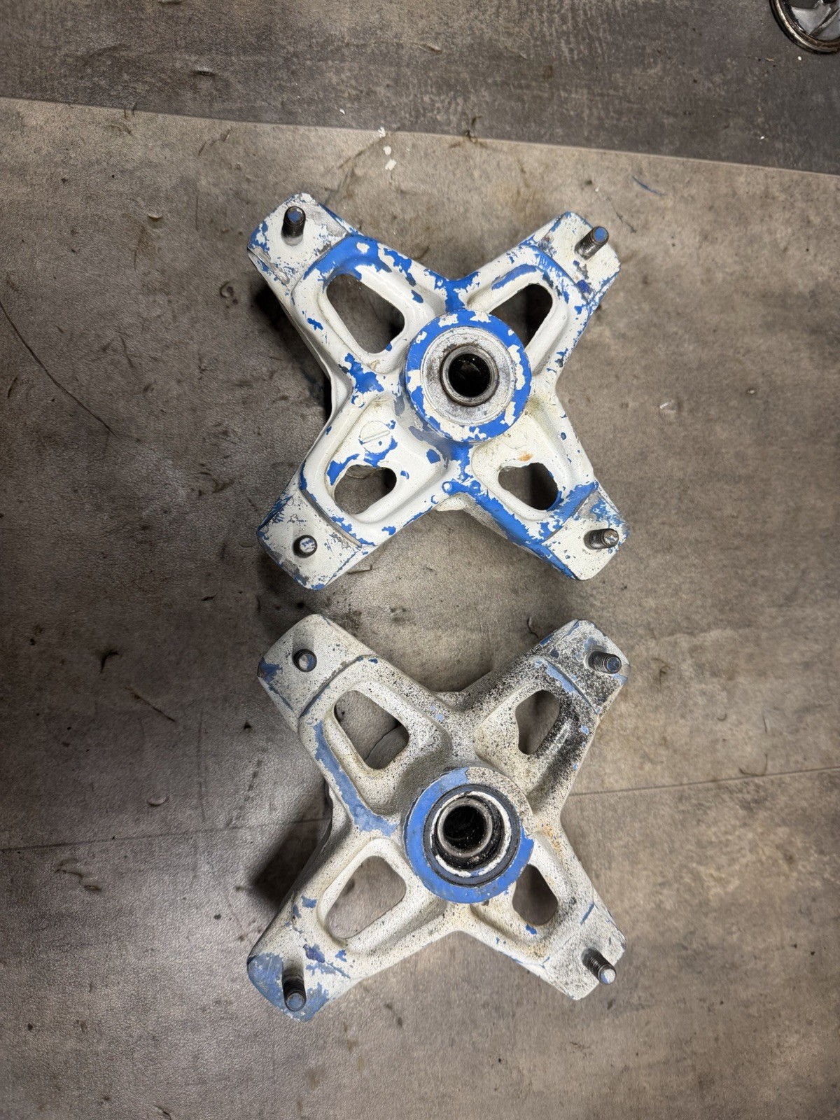 1985-86 Suzuki Lt250r Quadracer Front Hubs Nice Condition 1985-86 Suzuki Lt250r Quadracer Front Hubs Nice Condition