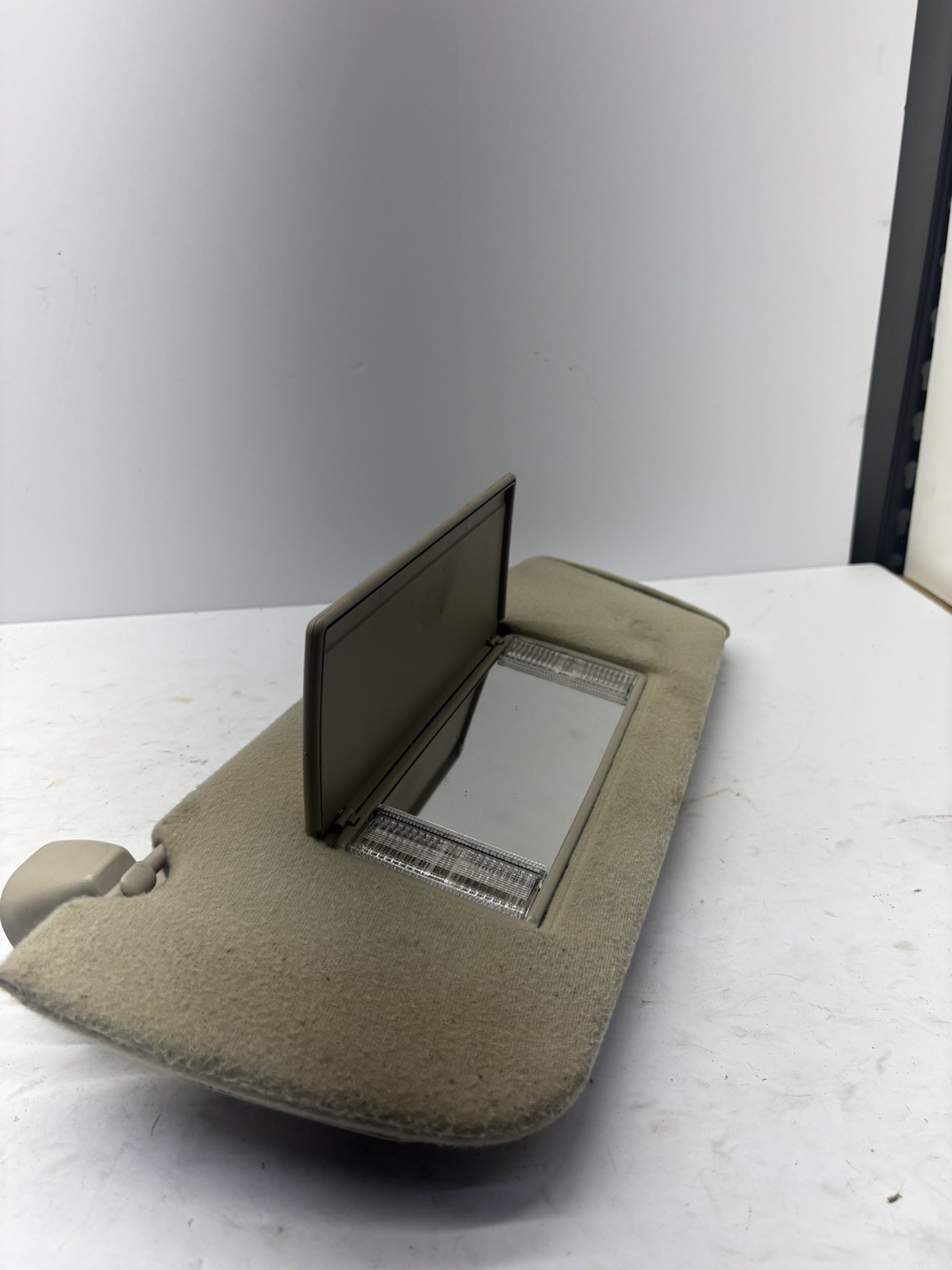 03-06 Escalade YUKON PASSENGER RIGHT RH SUN VISOR Tan LIGHT W LIGHTS 03-06 Escalade YUKON PASSENGER RIGHT RH SUN VISOR Tan LIGHT W LIGHTS