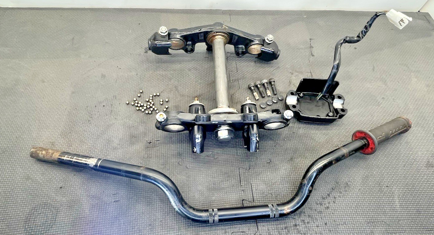 1982 Honda Ascot FT 500 Steering stem/Triple Tree/Bars & clamps/Fuse Box (OEM) 1982 Honda Ascot FT 500 Steering stem/Triple Tree/Bars & clamps/Fuse Box (OEM)