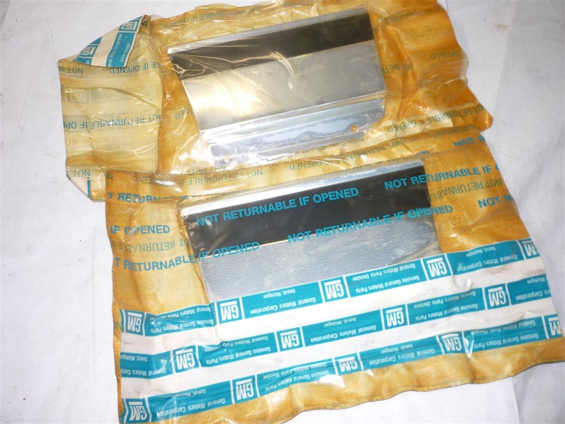 1977 78 79 Chevrolet Caprice lwr front fender moldings pair nos 375719 375720