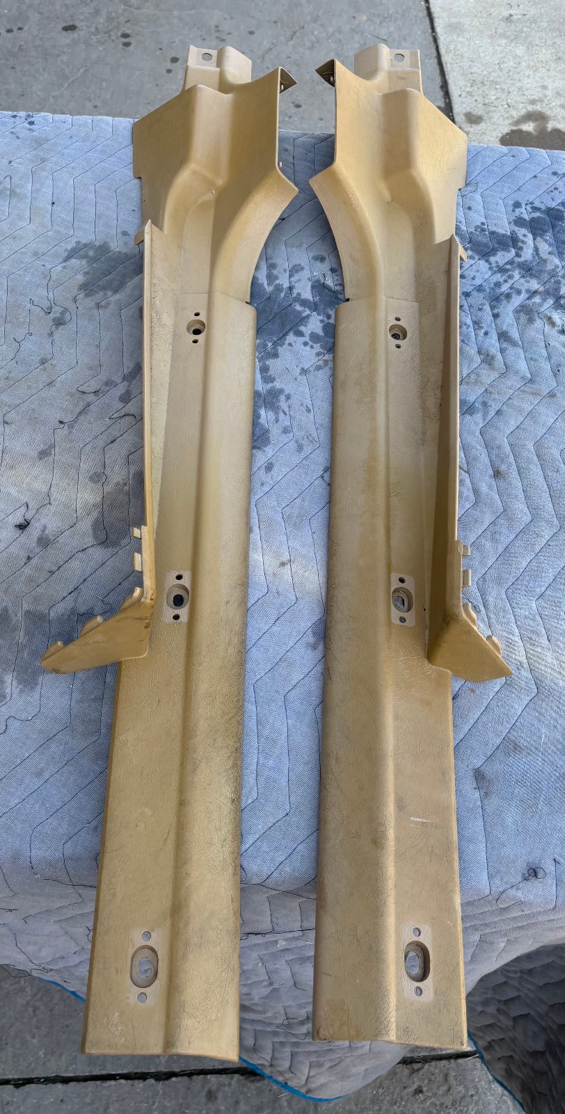 1989-1995 Volvo 940 Lower Interior Door Sill Carpet Scuff RH LH PAIR Side beige 1989-1995 Volvo 940 Lower Interior Door Sill Carpet Scuff RH LH PAIR Side beige